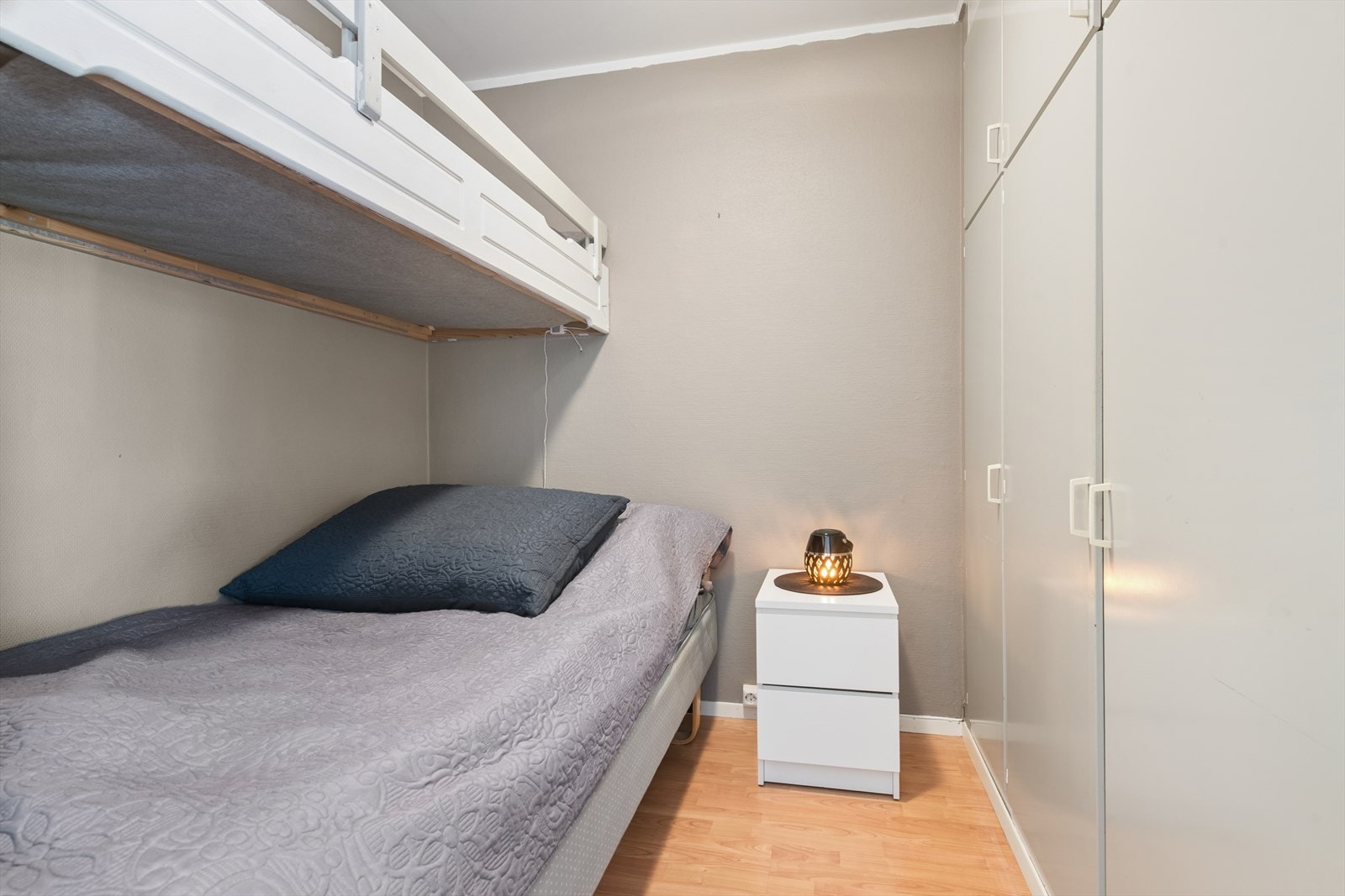 Ønsker man å sette inn et vindu i sovealkoven må det settes inn der skapene er plassert. Galleribilde