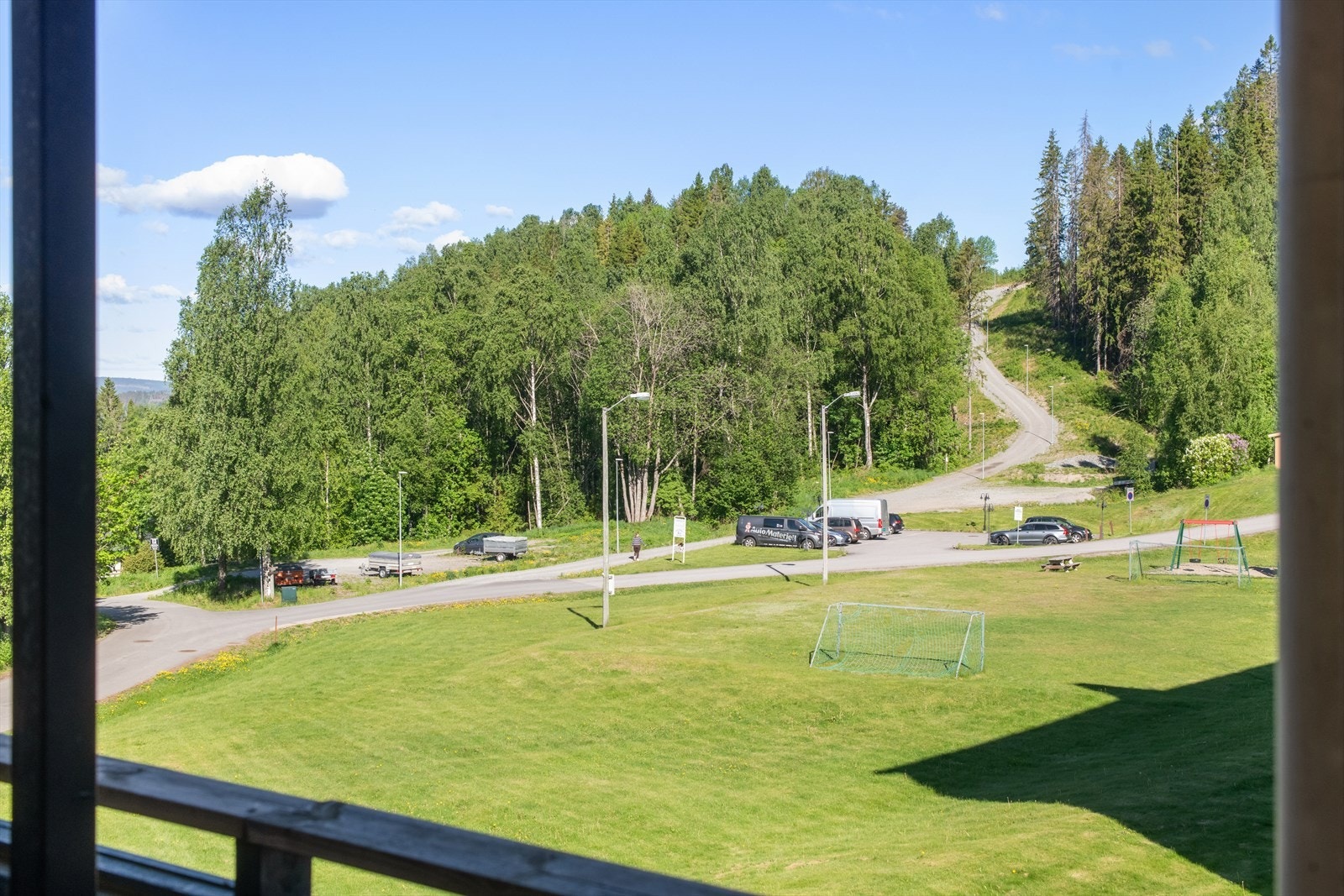 Det går vei herfra til Bogeråsen og det er flott turterreng i umiddelbar nærhet. Galleribilde