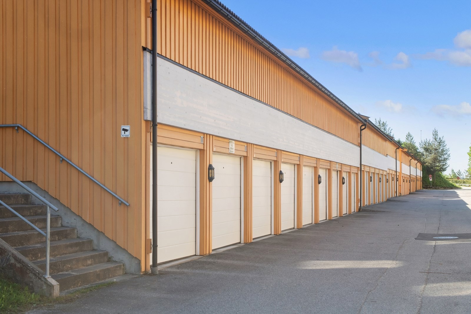 Det medfølger en plass i felles garasjerekke med nyere, motorisert leddport. Galleribilde