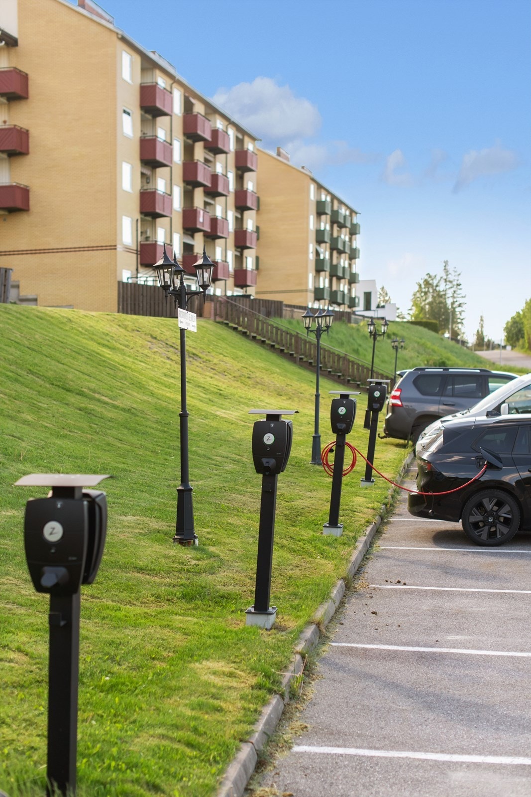 Borettslaget har tilrettelagt for elbillading på felles parkeringsplass. Galleribilde