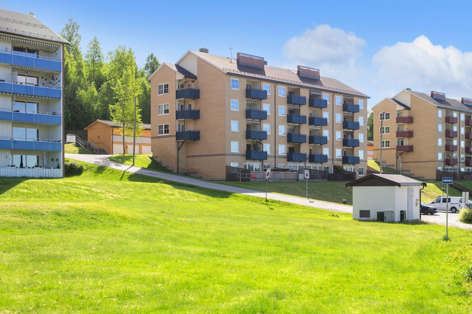 Bygningen har fasade med spekkmurt teglstein og med leilighet på enden får du en fin og privat uteplass. Galleribilde