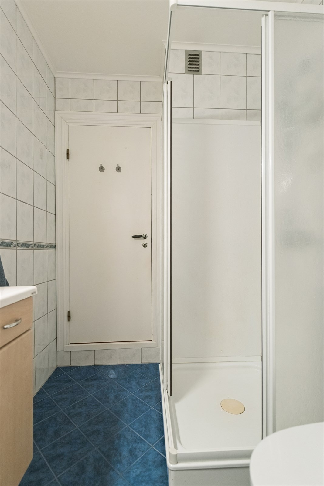 Badet er utstyrt med dusjkabinett. Galleribilde