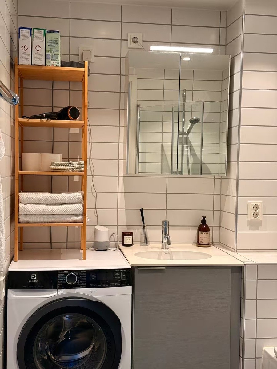 Hylle er byttet ut med tørketrommel over vaskemaskinen. Galleribilde
