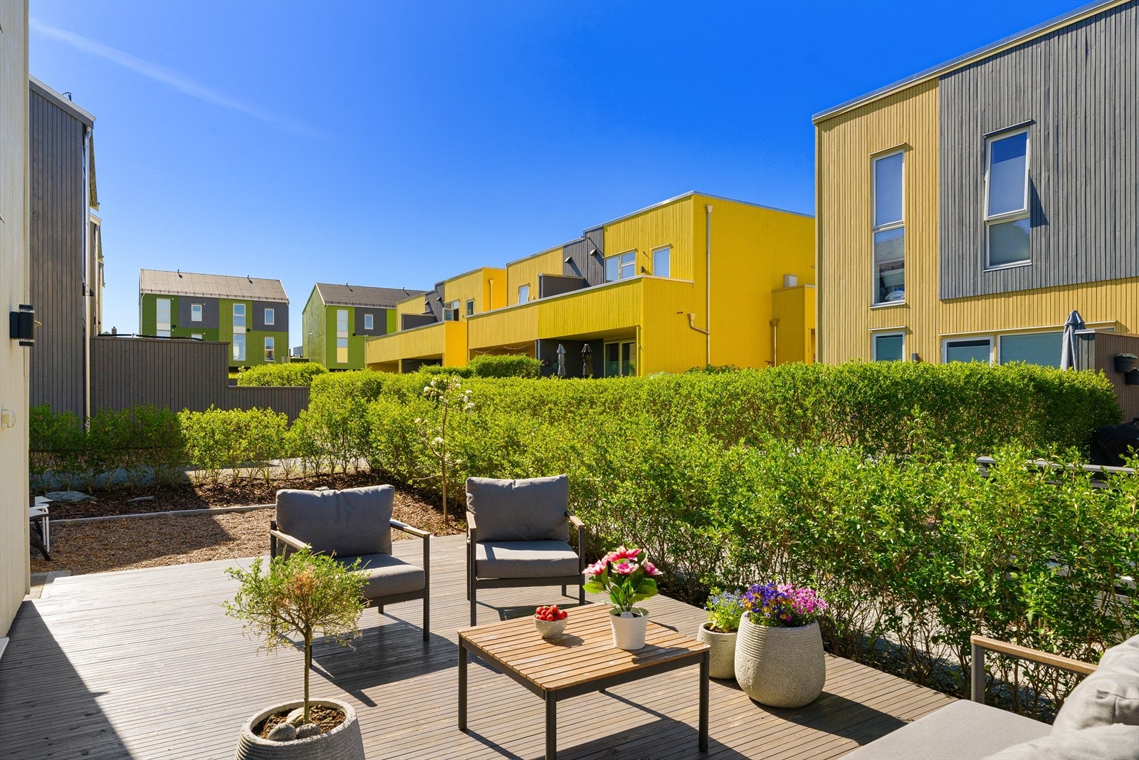 Med totalt tre terrasser rundt huset har man gode solforhold hele dagen Galleribilde