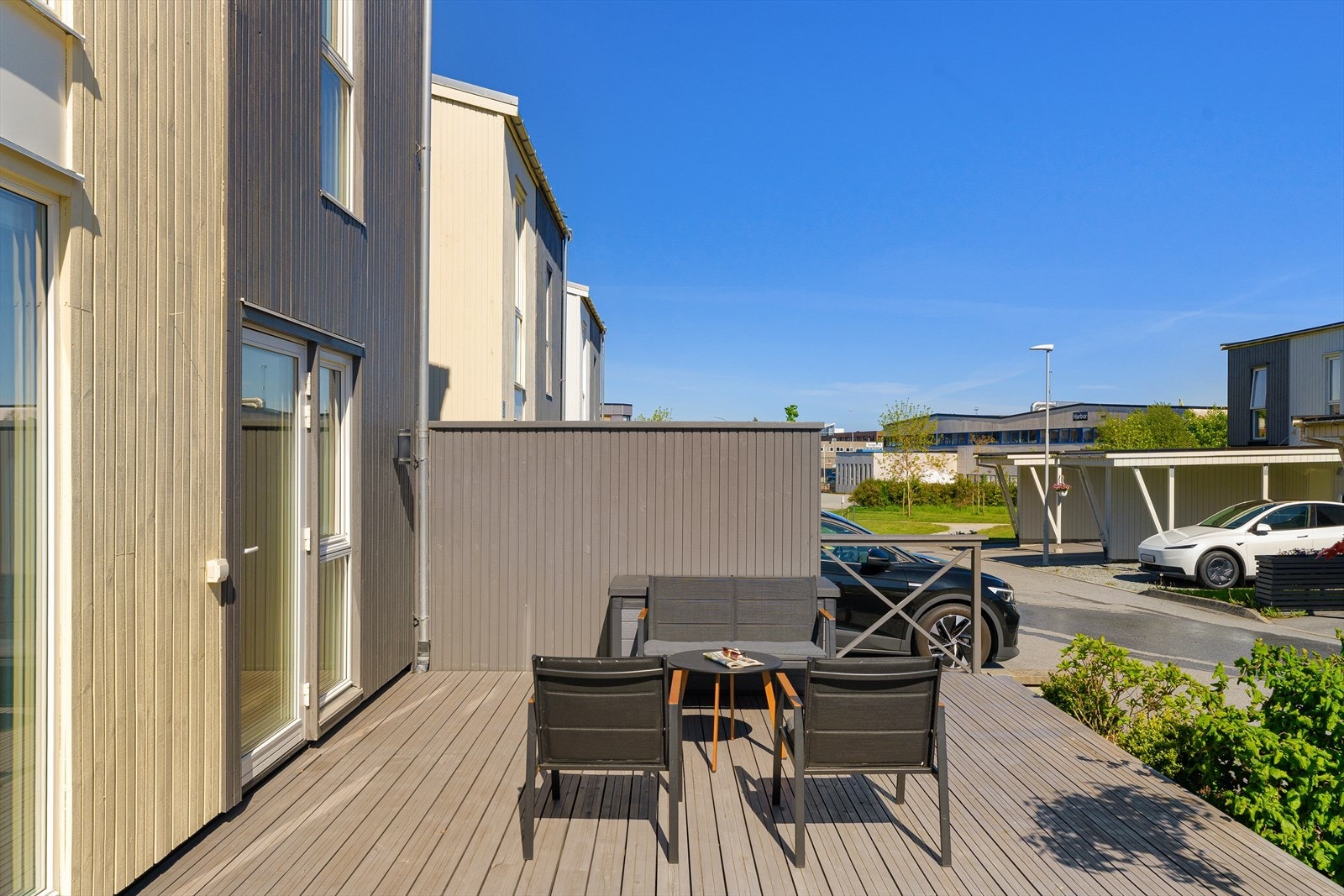 Kjekk terrasse ut fra stuen i 1.etasje Galleribilde