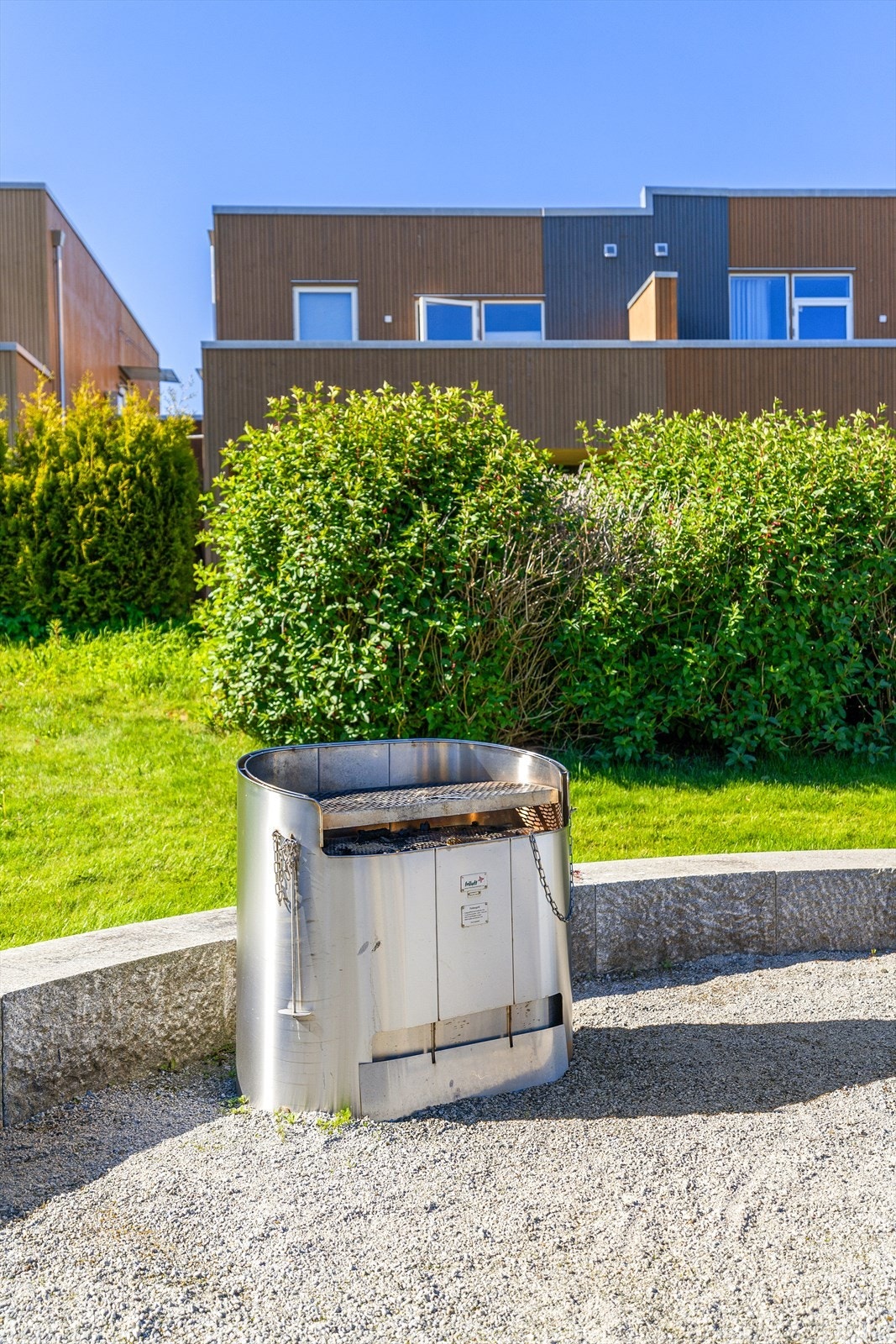 Fellesgrillen benyttes som et samlingspunkt på feltet Galleribilde