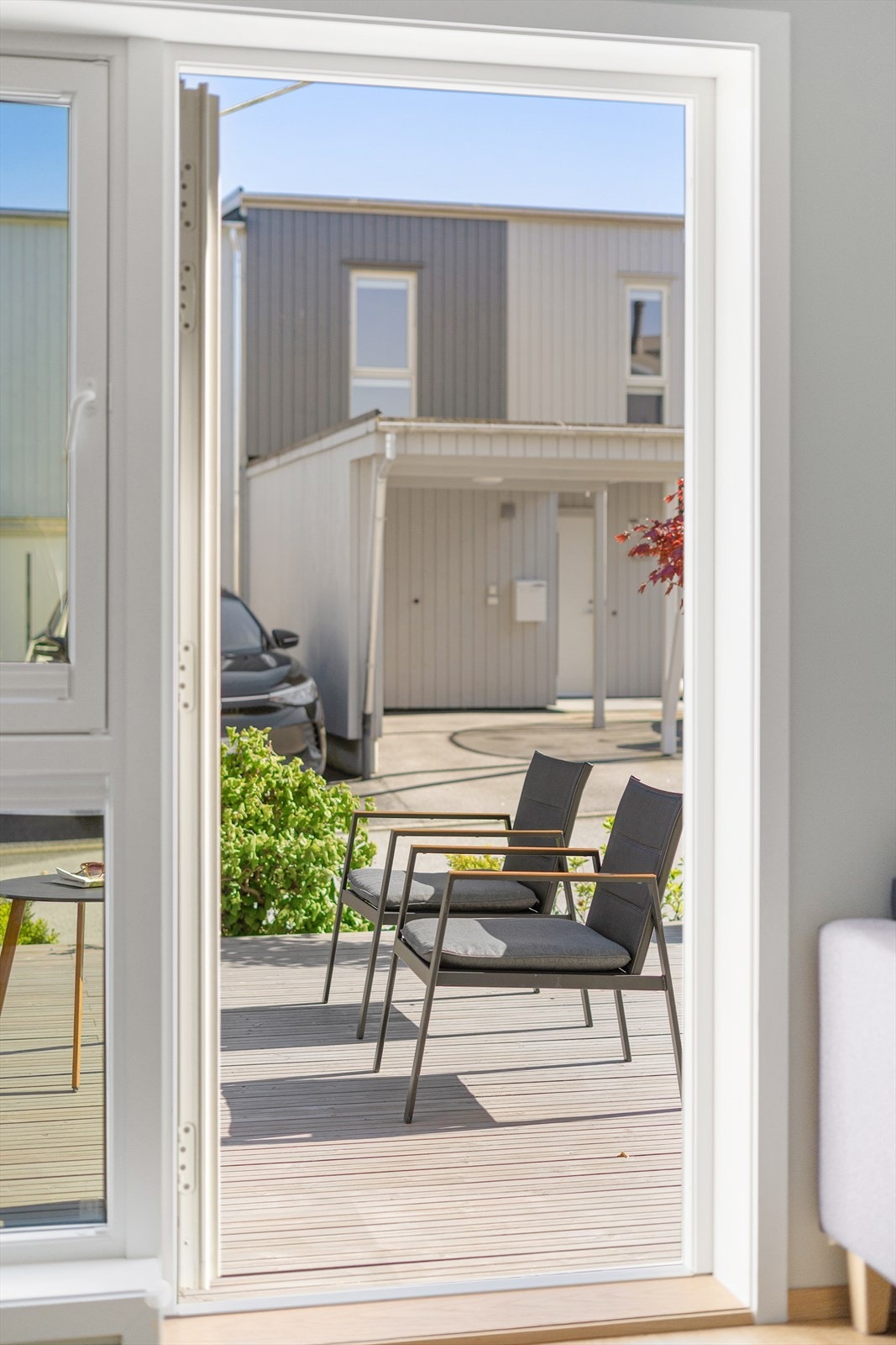 Her har man stue og kjøkken beliggende i første etasje, begge med utgang til terrasser på hver sin side av huset Galleribilde