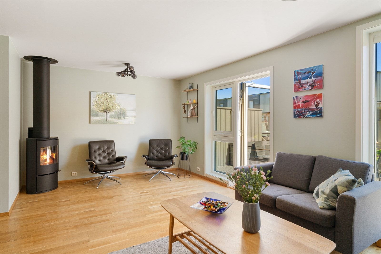 I tillegg til den romslige stuen i 1.etasje har man en ekstra stue i 2.etasje Galleribilde