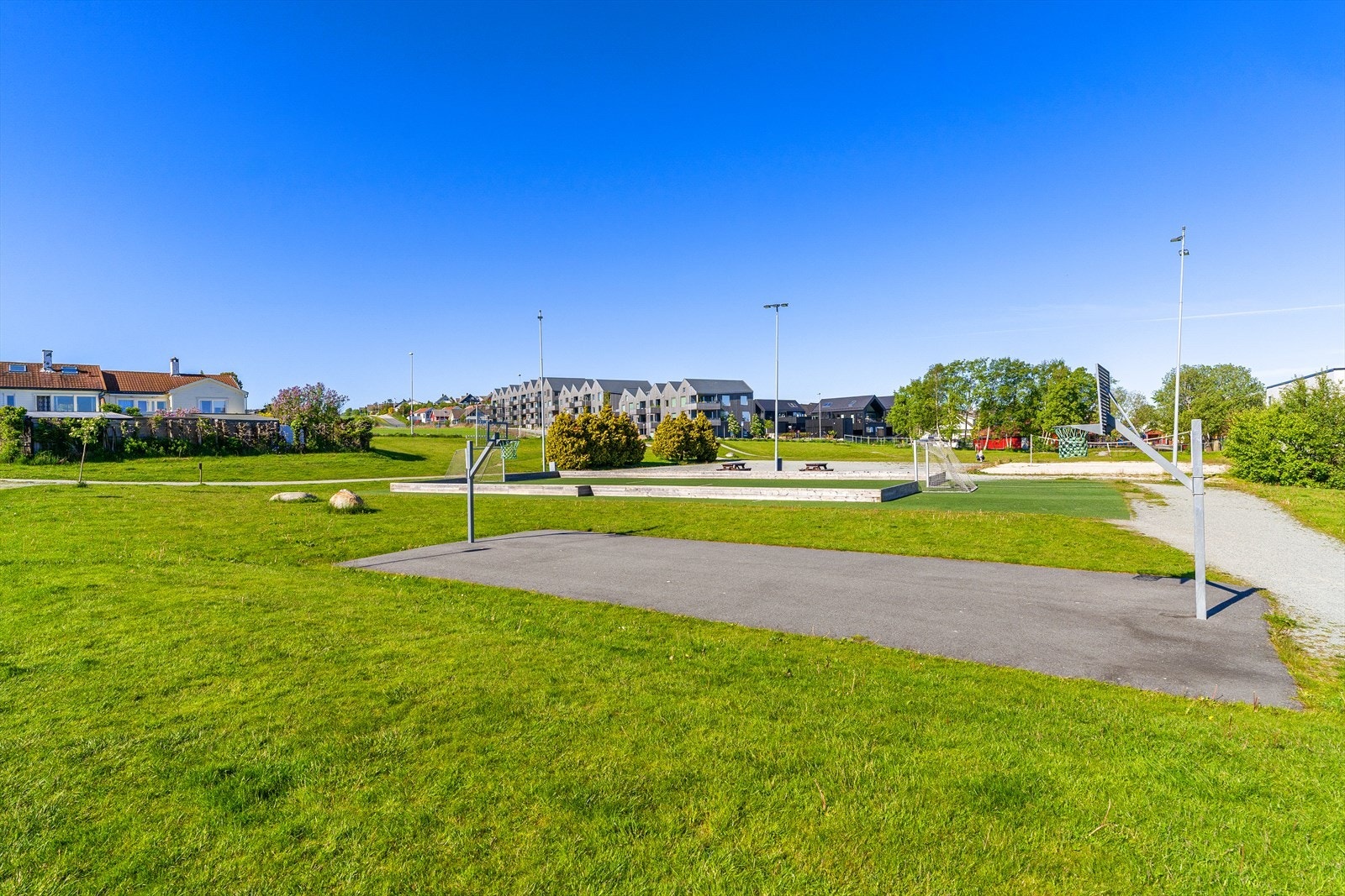 Nærområdet byr på flotte grøntområder, her med basketballbane, volleyballbane og ballbinge Galleribilde
