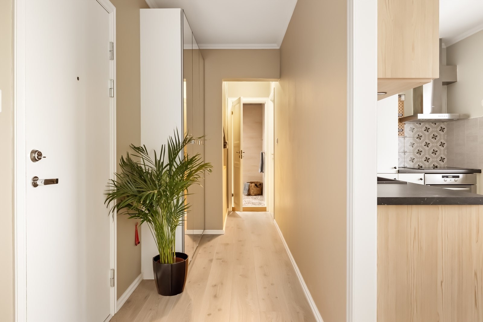 - Leiligheten disponerer tre eksterne boder: to i 9. etasje og én i 1. etasje - Galleribilde