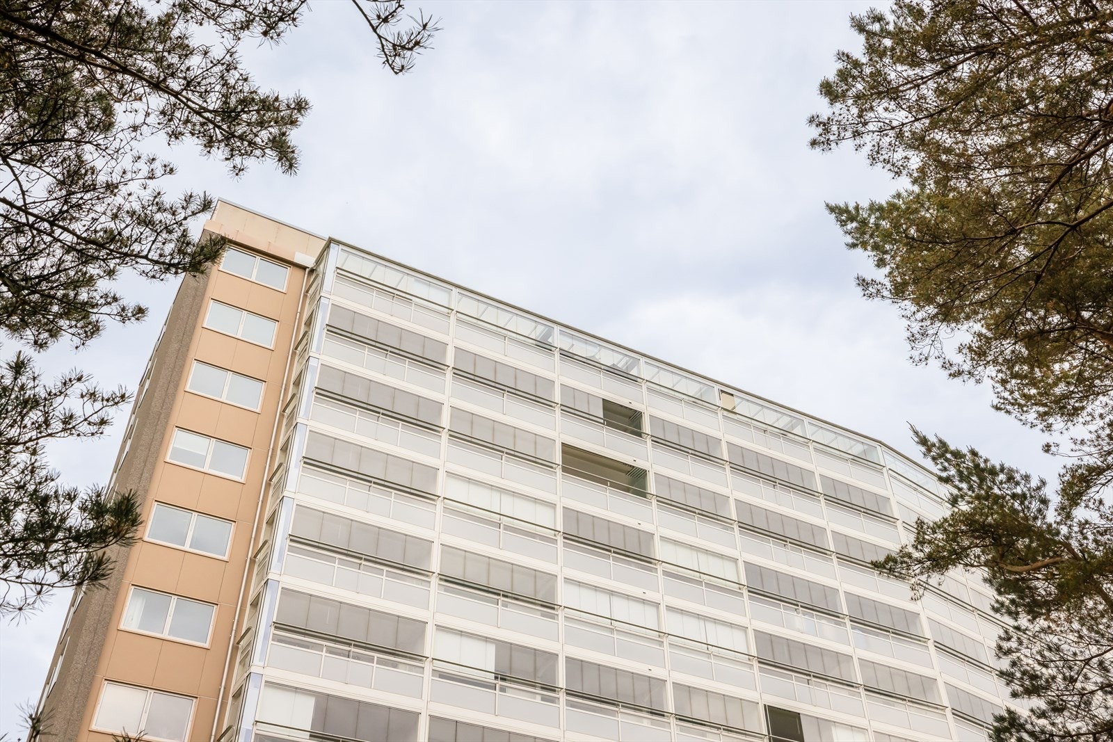 - Leilighetene fikk i 2019 helt nye innglasset altaner - Galleribilde