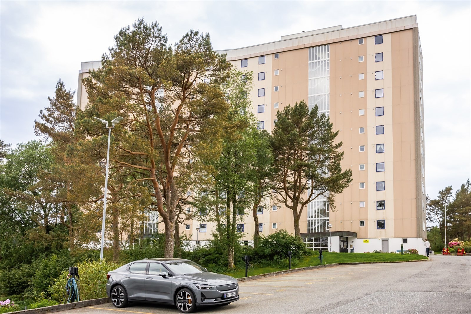 - Gode parkeringsforhold med flere gjesteparkeringer, samt mulighet for leie av parkeringsplass eller garasjeplass via venteliste. Det er eget garasjelag - Galleribilde
