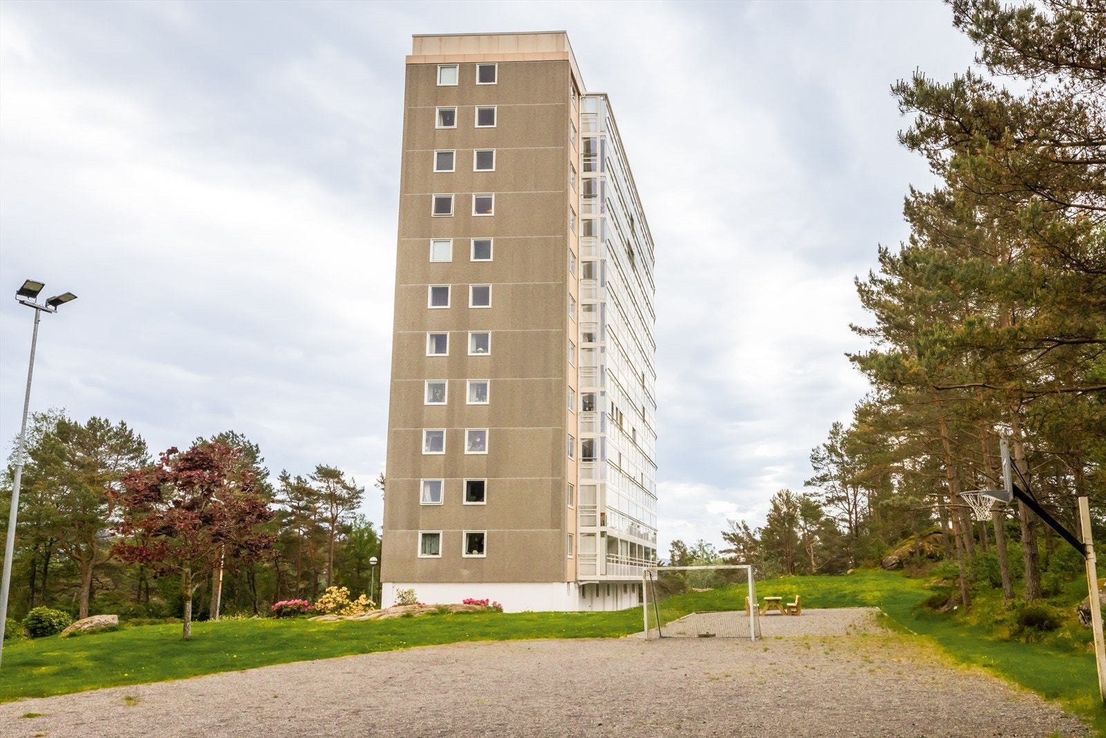 - Hesjaholten Borettslag er et veldrevet borrettslag som består av totalt 204 leiligheter fordelt over 3 høyblokker - Galleribilde