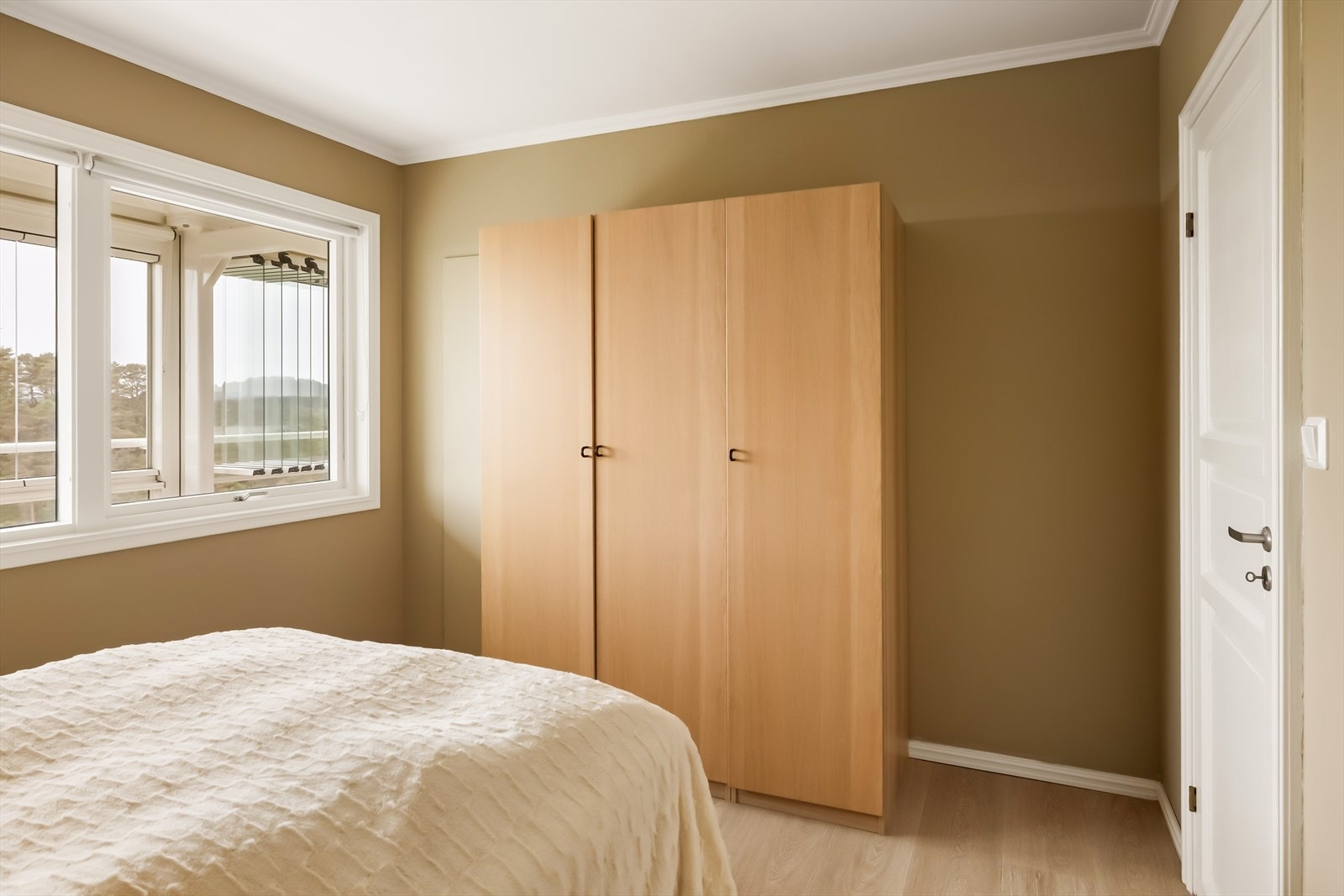 - Rommet måler 11,5 m² og har god plass til både dobbeltseng og garderobe. Merk lite kott til venstre for garderoben - Galleribilde