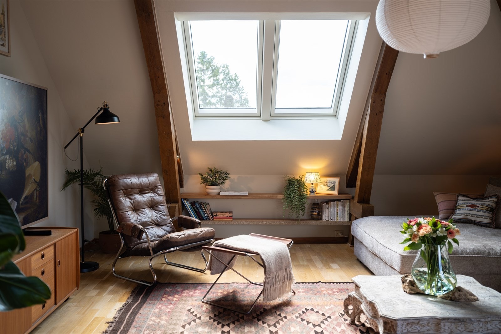 I klassisk bygårdstil har leiligheten god takhøyde og rause vindusflater. Galleribilde