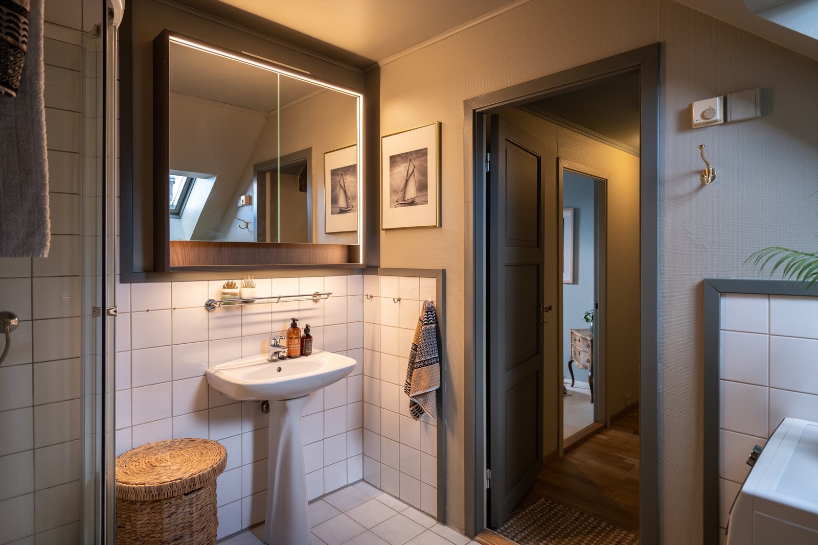 Badet fikk seg et løft i 2025 med maling av vegger, tak og listverk med våtromsmaling. Det ble på samme tid satt inn nytt speilskap med lys. Galleribilde