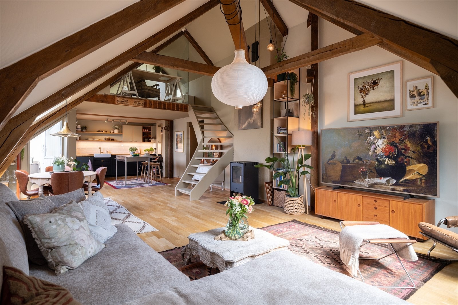 I nyere tid har leiligheten vært igjennom flere gode oppgraderinger. Sliping av gulv, maling av overflater, nytt kjøkken, utskiftning av takvindu og renovering av terrasse. Se prospekt for komplett oversikt. Galleribilde