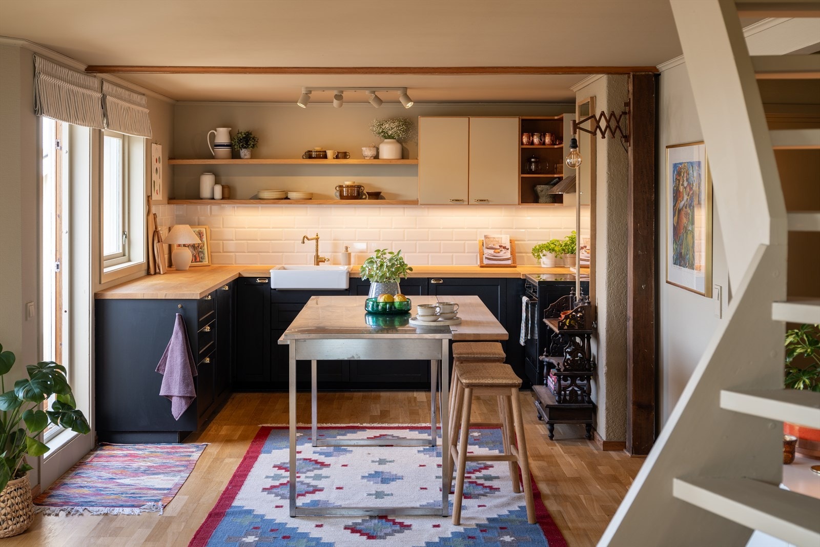 En rålekker toppleilighet i klassisk bygård på Øya. Galleribilde