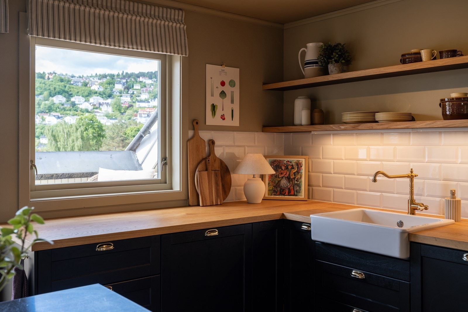 I dag står det også ekstra kjøleskap og fryser i boden. Galleribilde
