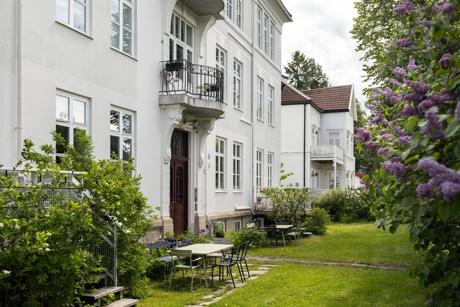 Bygården er fra 1904 og er en sjelden vare i fransk stil i Trondheim. De to leilighetene i loftetasjen ble etablert i 1990 og sameiet består i dag av totalt åtte seksjoner og fremstår som veldrevet. Galleribilde