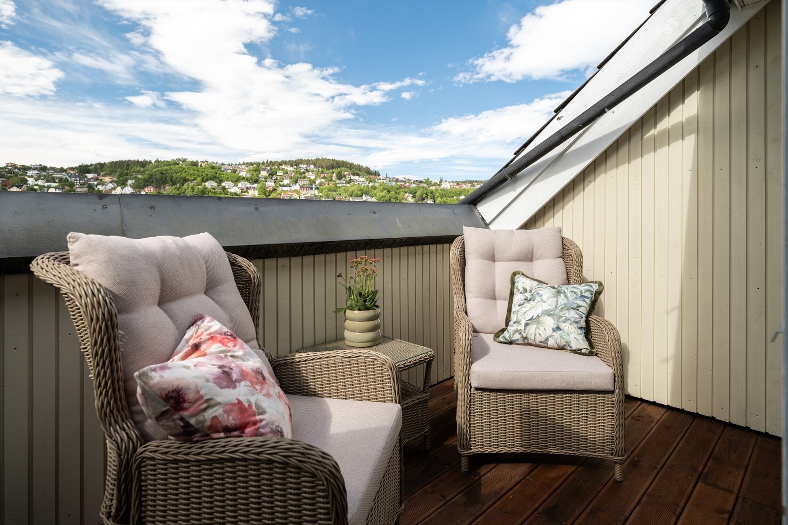 Helt usjenert takterrasse med glimrende solforhold fra rundt kl. 11-22. Terrassen er for øvrig nylig renovert. Galleribilde