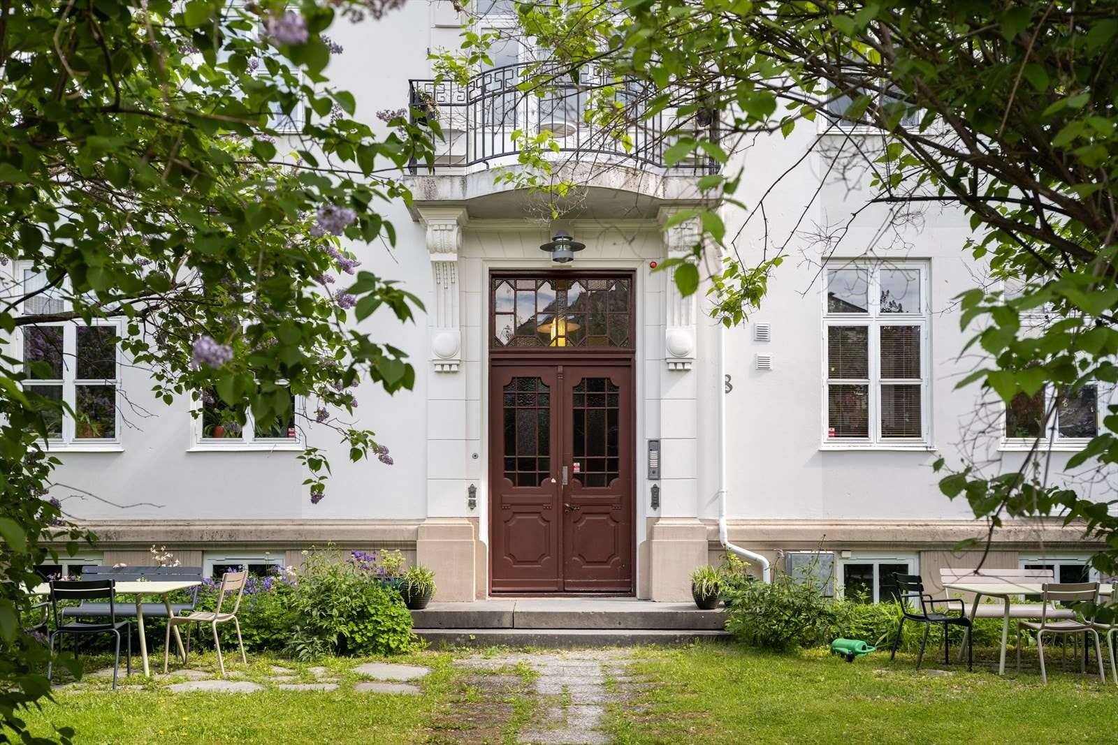Bygget byr på et frodig felles uteområde på fremsiden som kan brukes fritt av beboerne. På baksiden har man sin faste parkeringsplass samt sykkelbod. Galleribilde