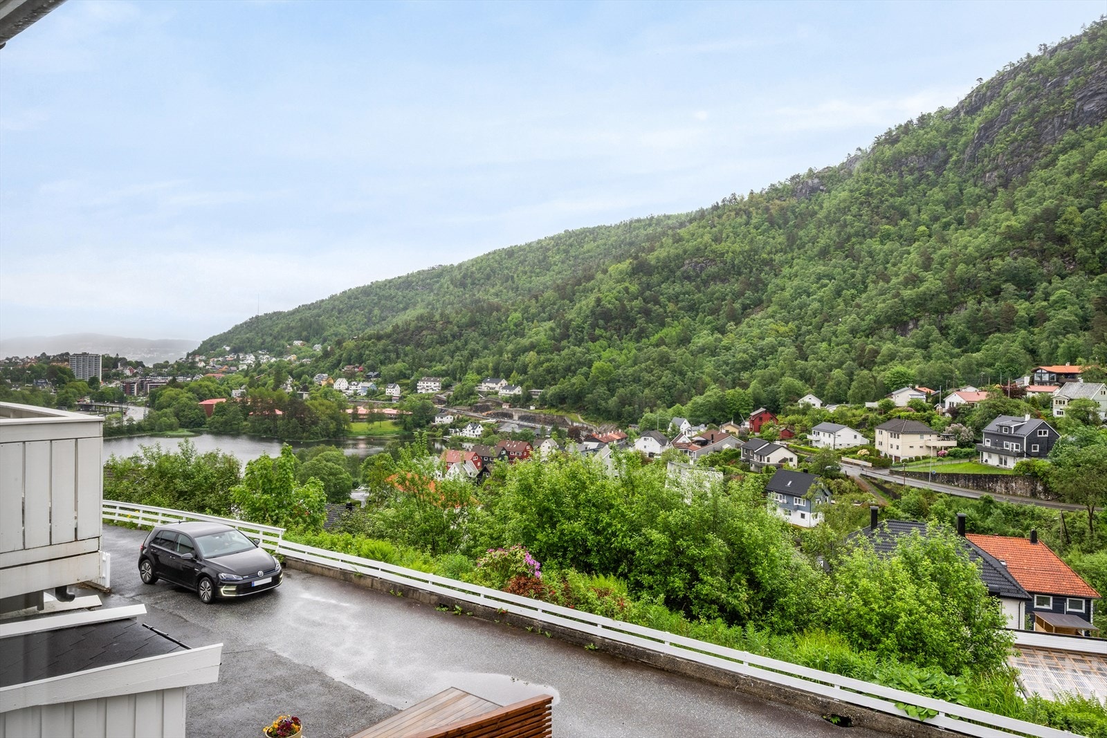 Fra stue er det utsikt mot deler av Byfjorden, Ytre Sandviken, Lyngbøvannet og nærområdene Galleribilde