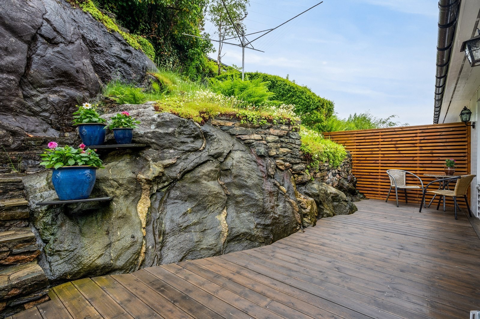 Nyere terrasse på baksiden Galleribilde