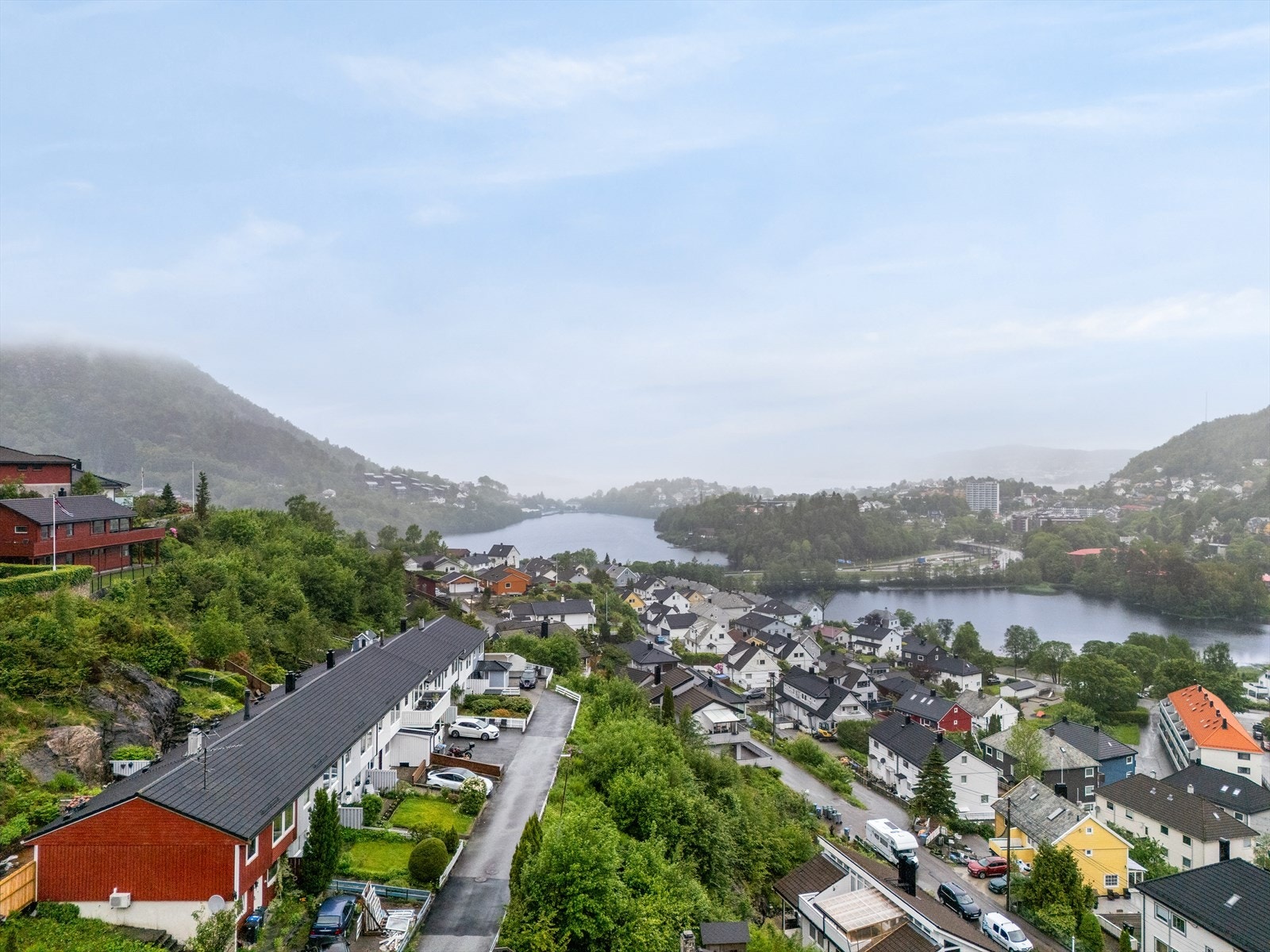 Boligen har en sentral og barnevennlig beliggenhet i en blindvei uten gjennomgangstrafikk Galleribilde