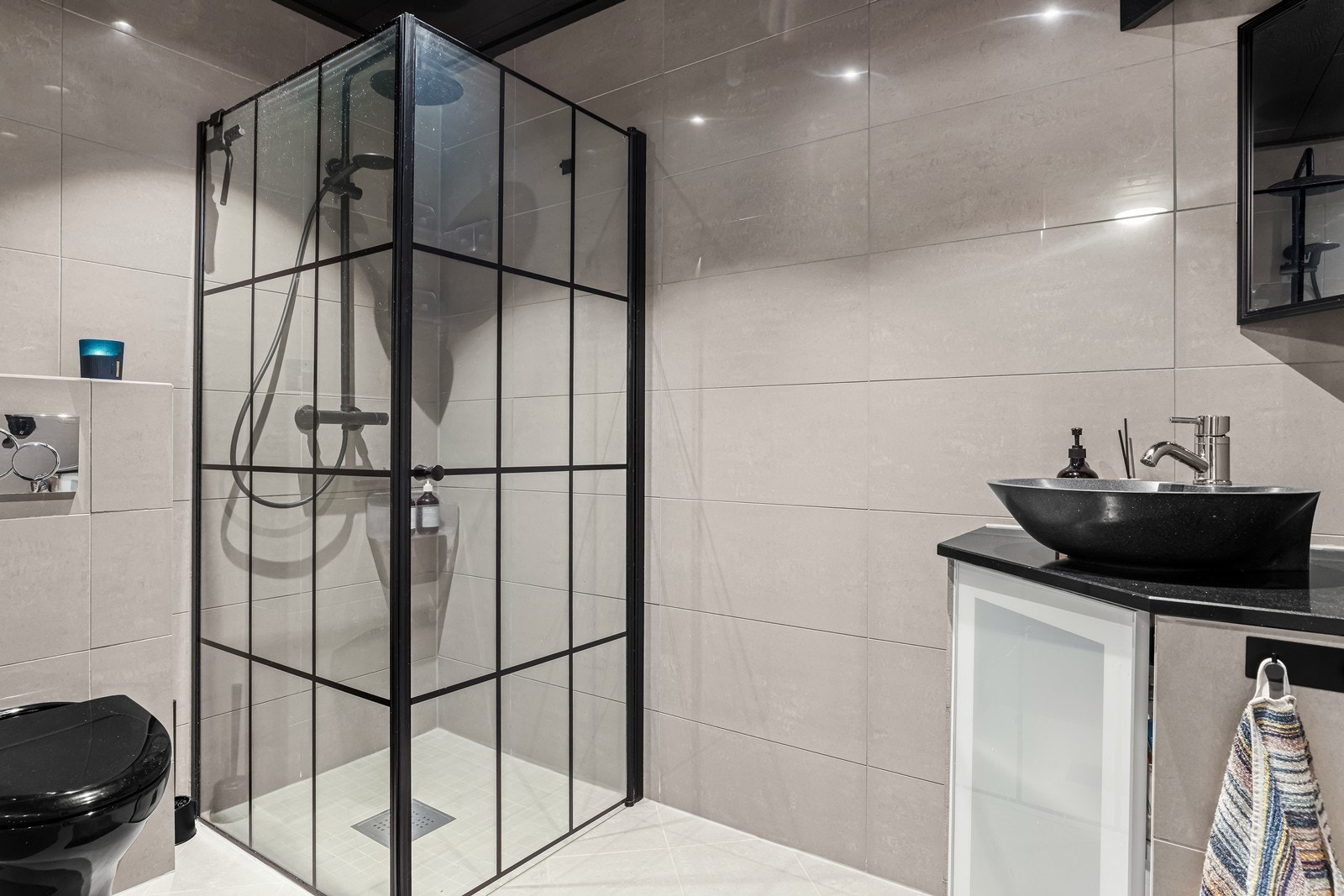 Badet i underetasjen ble oppgradert i 2020 med fliser på gulv og vegger, og elektrisk gulvvarme. Galleribilde