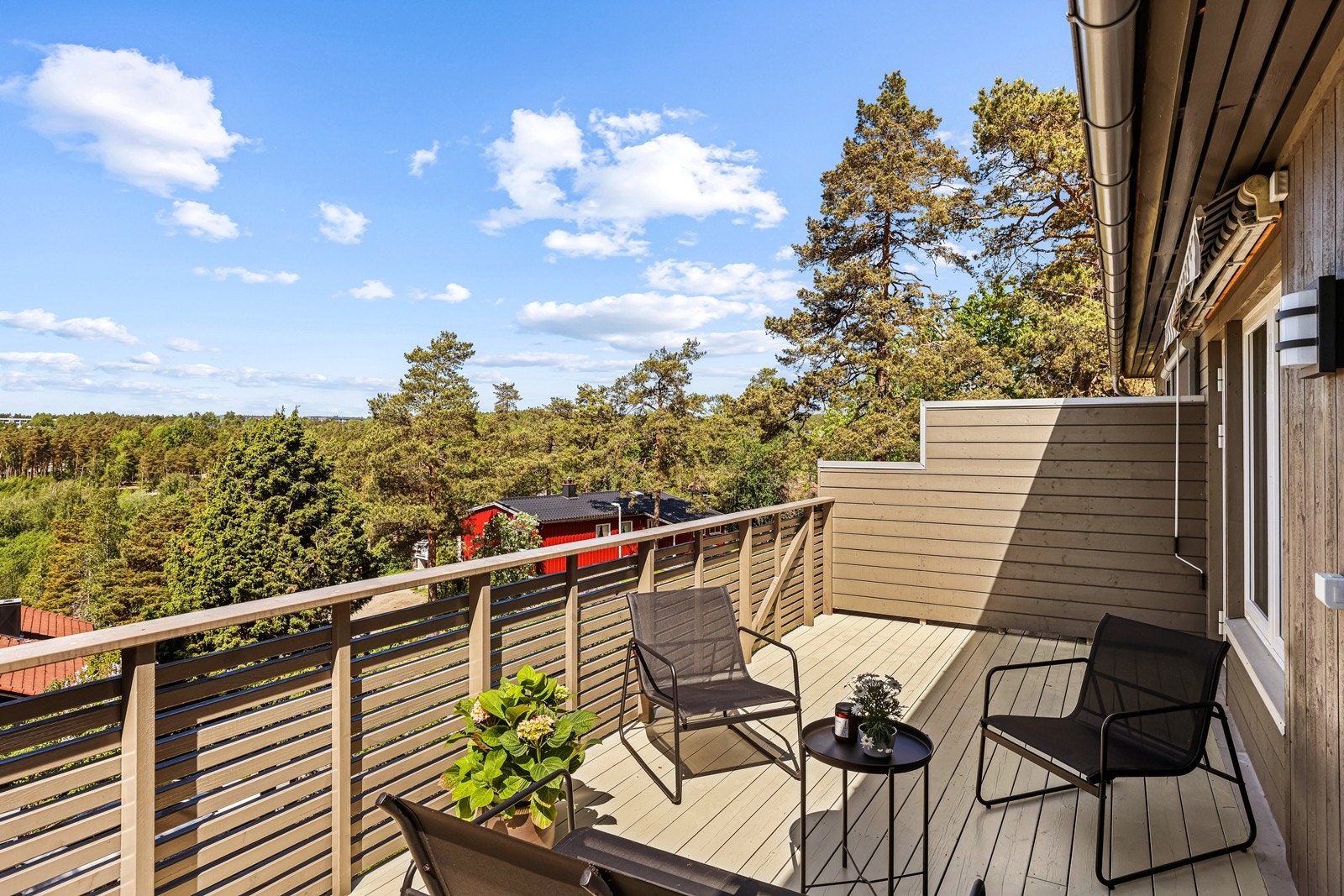 Boligen har to vestvendte uteplasser, en veranda fra stuen og en stor terrasse i underetasjen. Galleribilde