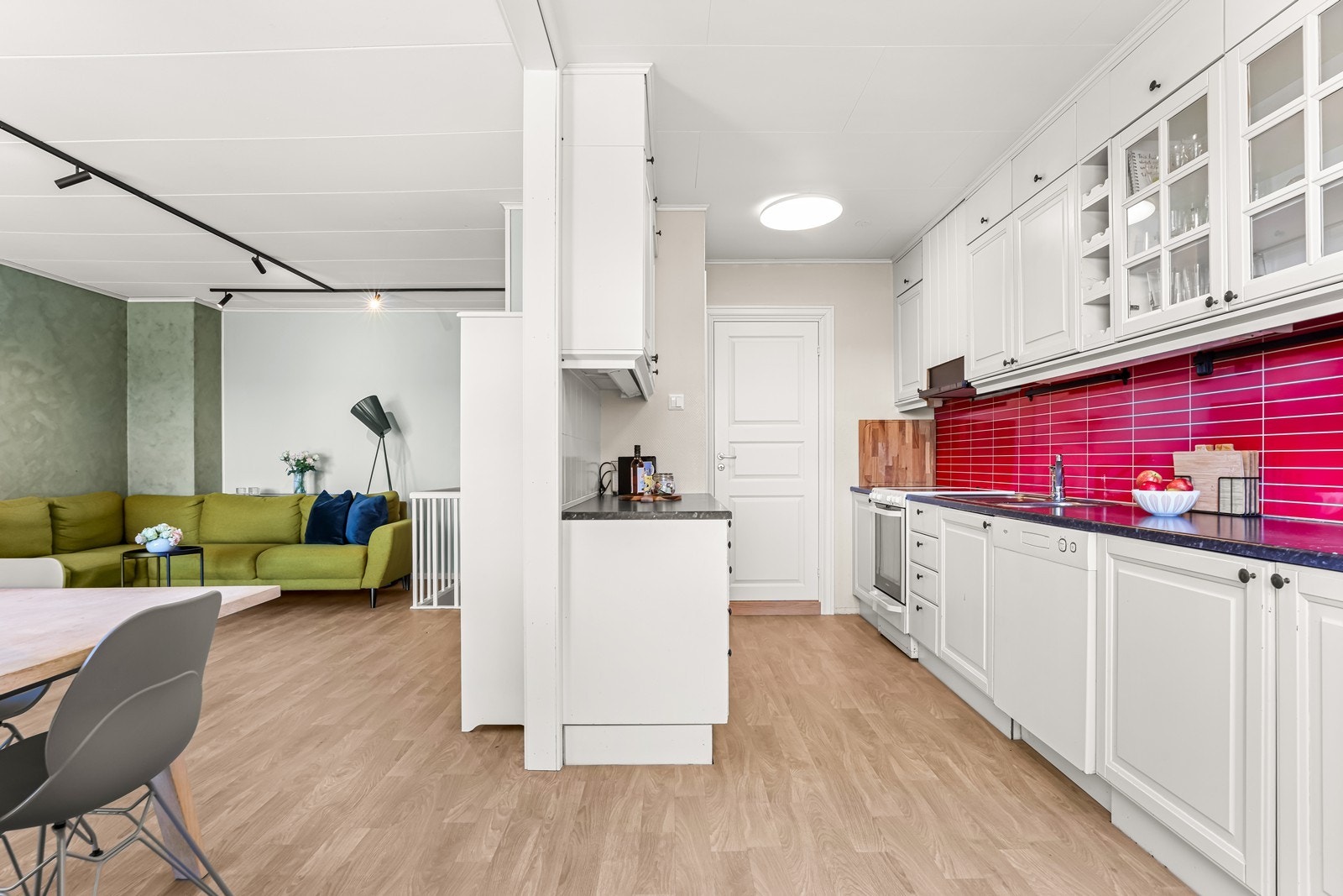 Kjøkkenet har en praktisk utforming med innredning med profilerte fronter og laminatbenkeplate. Galleribilde