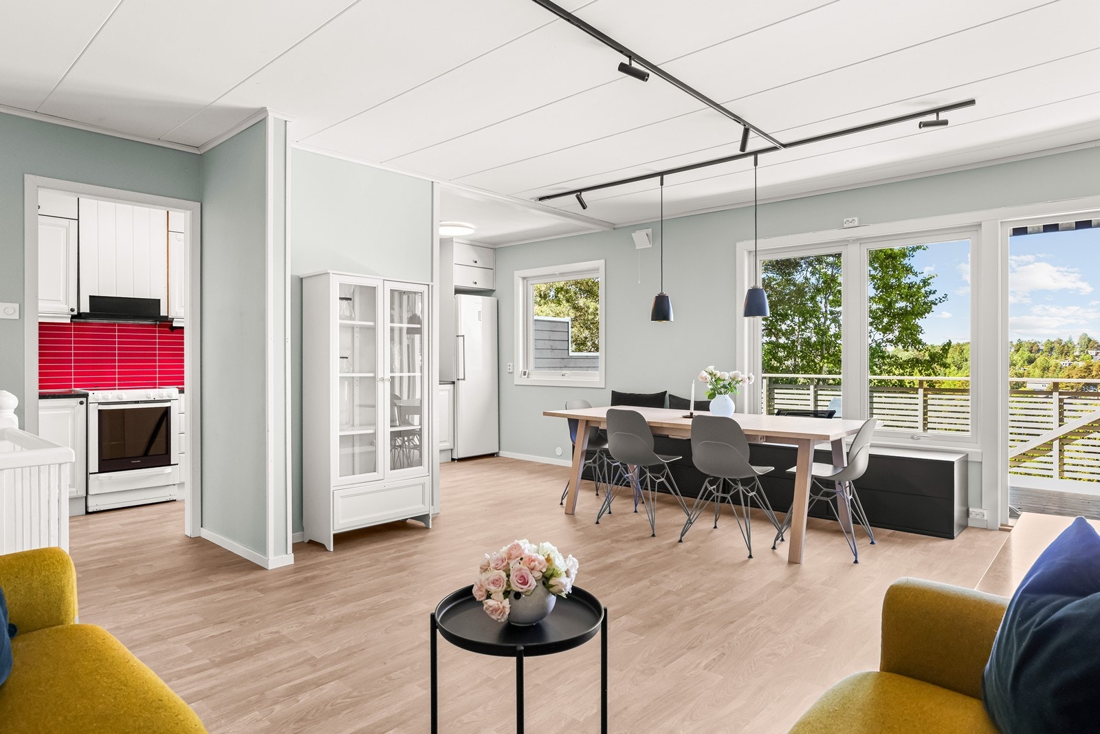 Fra stuen er det direkte utgang til en vestvendt veranda med tett gulv av stålplater. Galleribilde