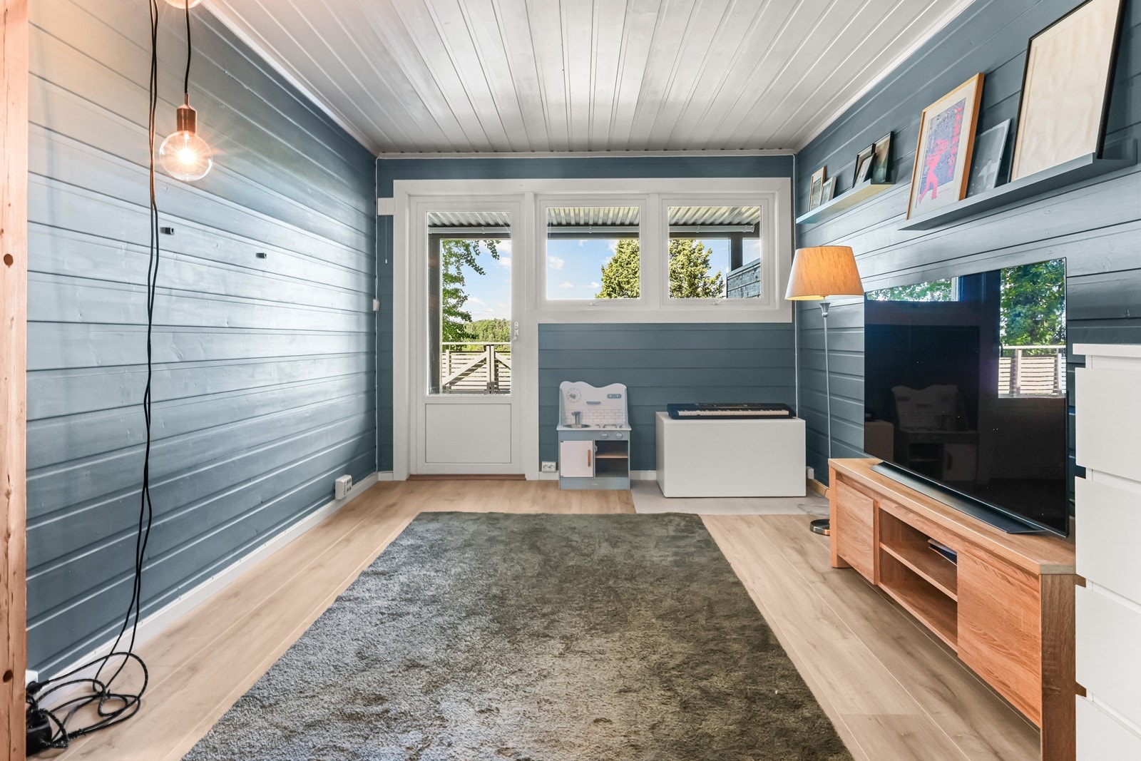 Fra kjellerstuen er det utgang til den store, vestvendte terrassen. Galleribilde