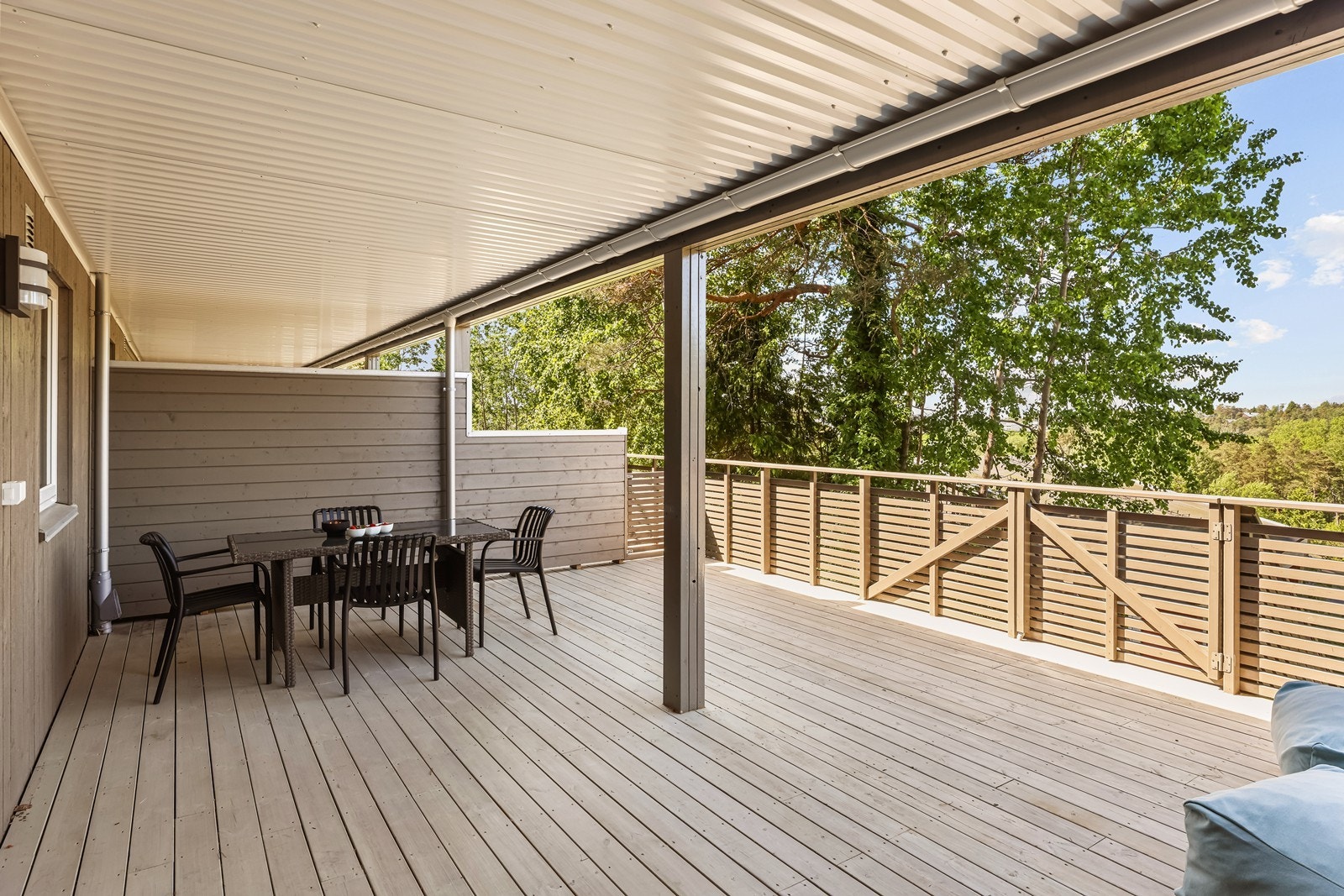 Fra underetasjen er det utgang til en romslig og delvis overbygget terrasse. Galleribilde