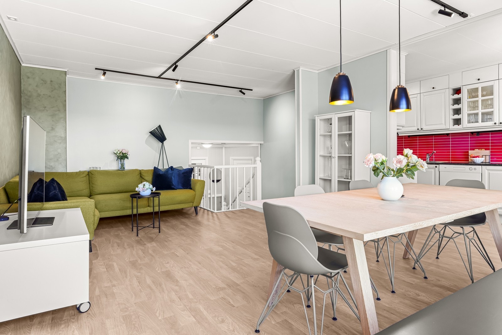 Stue og kjøkken i åpen løsning i boligens andre plan, med god plass til både spisebord og sofagruppe. Galleribilde