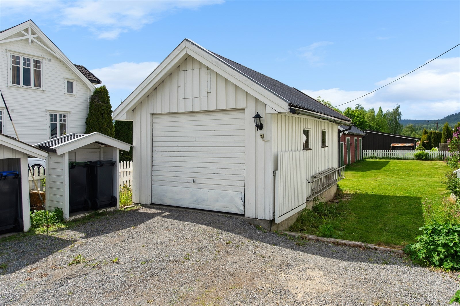Garasjen har støpt gulv, innlagt strøm og vippeport med motorstyring. Galleribilde