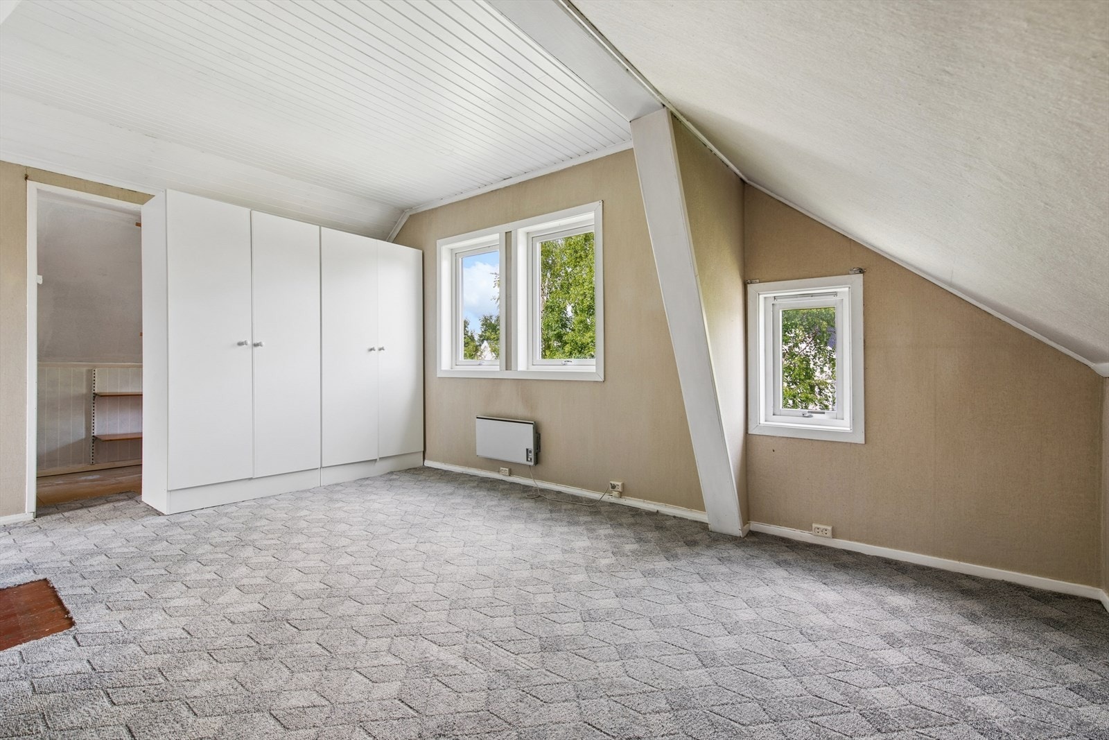 Rommet har vinduer med 2-lags isolerglass og teppegulv. Galleribilde