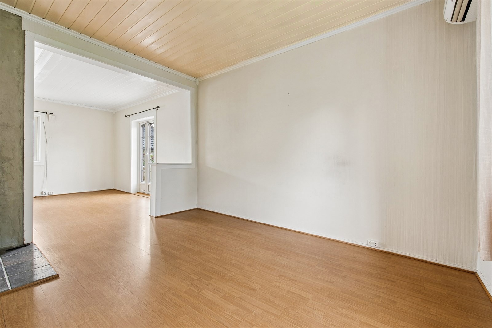Rommet har laminat på gulvet og panel i himlingen, med plass til flere møbelgrupper. Galleribilde