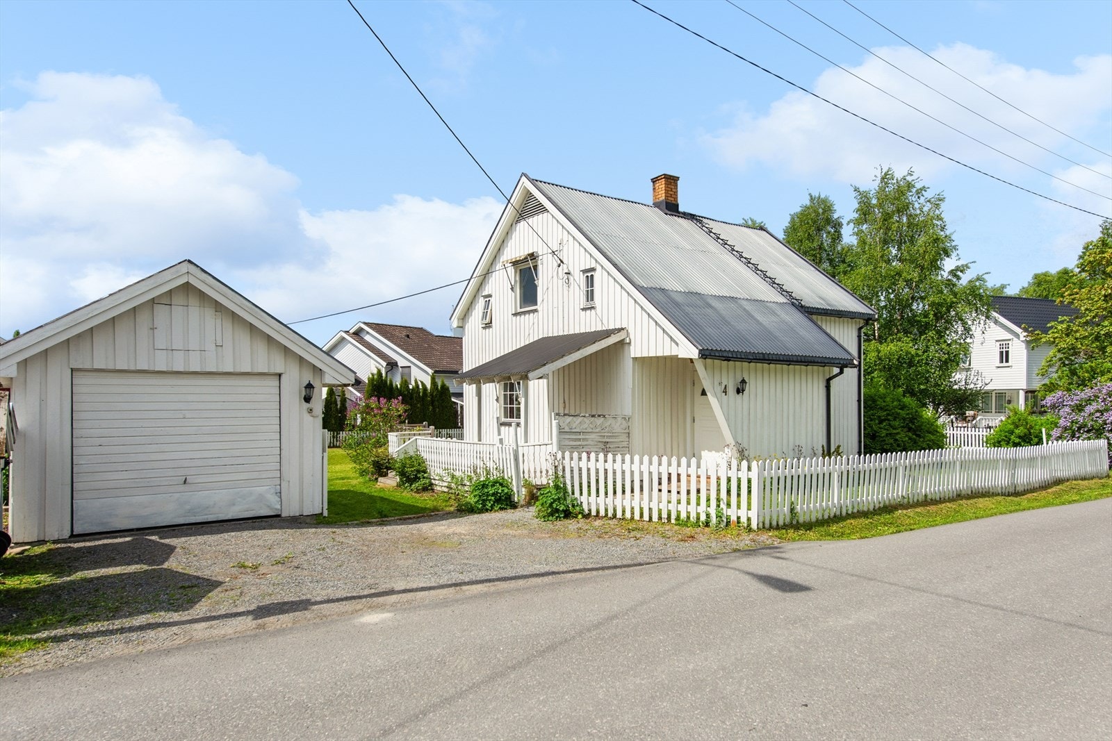 Eiendommen har en gruset gårdsplass og en garasje med innlagt strøm og motorstyrt port. Galleribilde