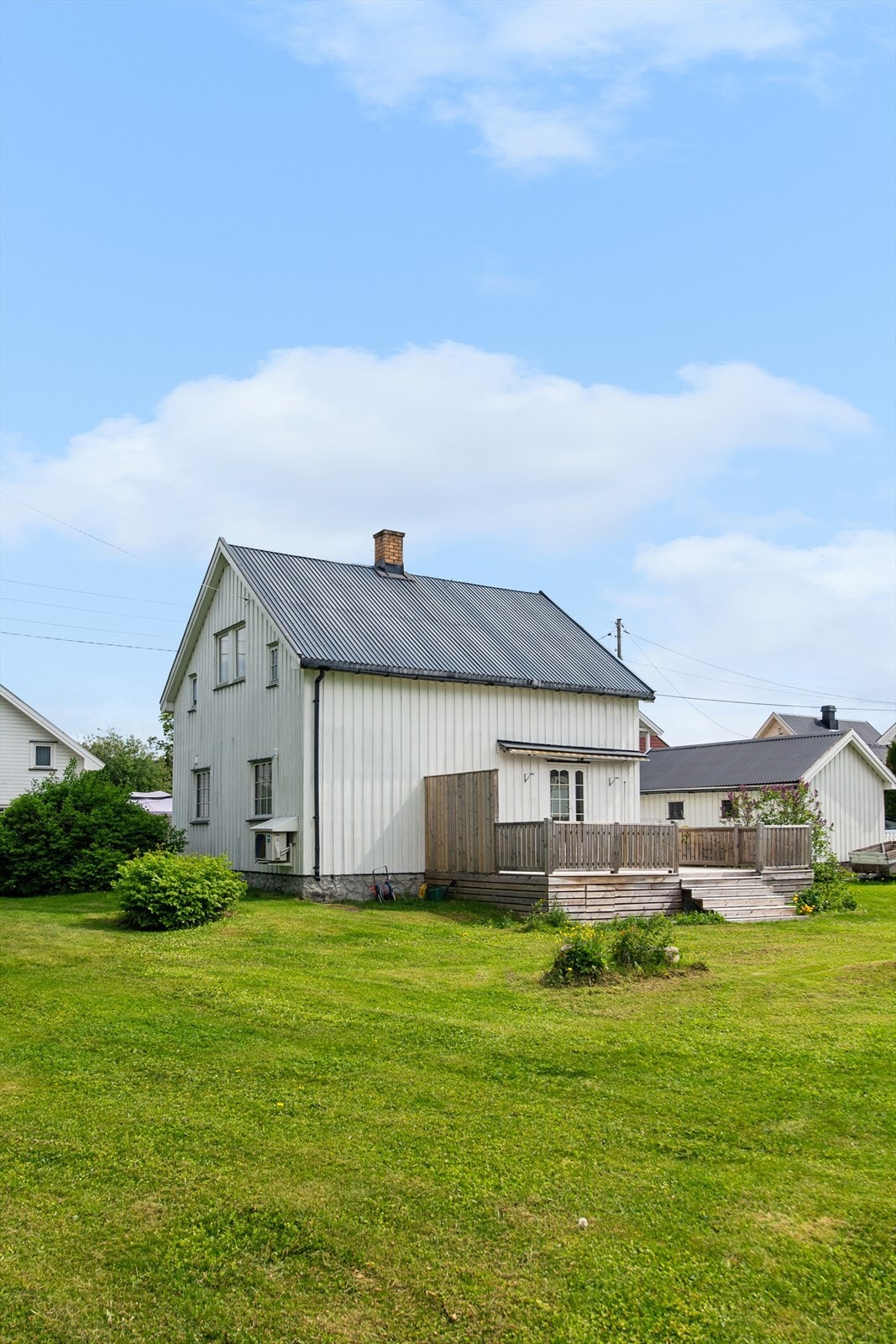 En sjarmerende detalj er den eldre, sørvendte terrassen med delvis takoverbygg. Galleribilde
