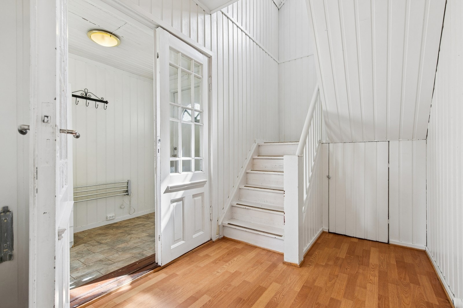 Gangen forbinder vindfanget med resten av etasjen og har trapp opp til loftet. Galleribilde