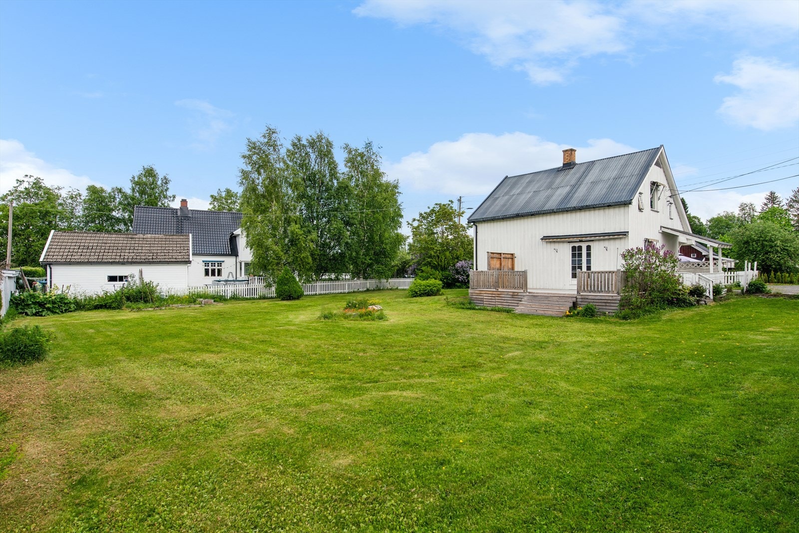 Tomten er opparbeidet med plen og beplantning, og gir rikelig med uteplass. Galleribilde