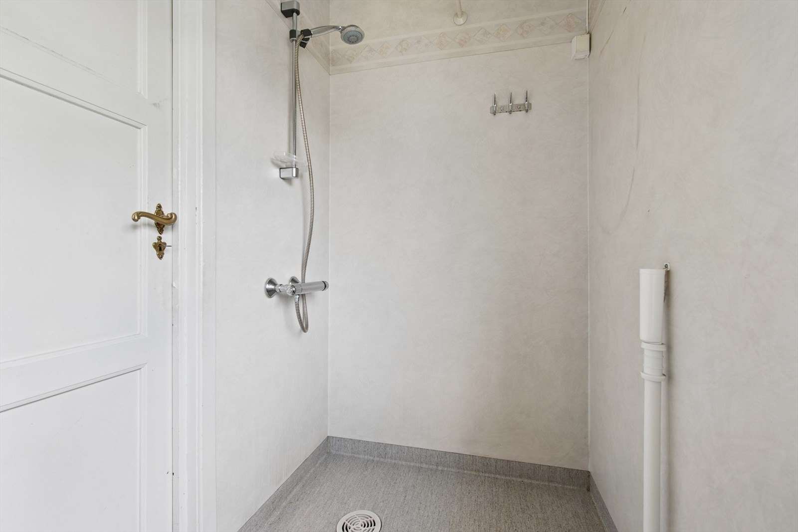 Badet har belegg på gulv og vegger, med overflater rehabilitert i 2005. Galleribilde