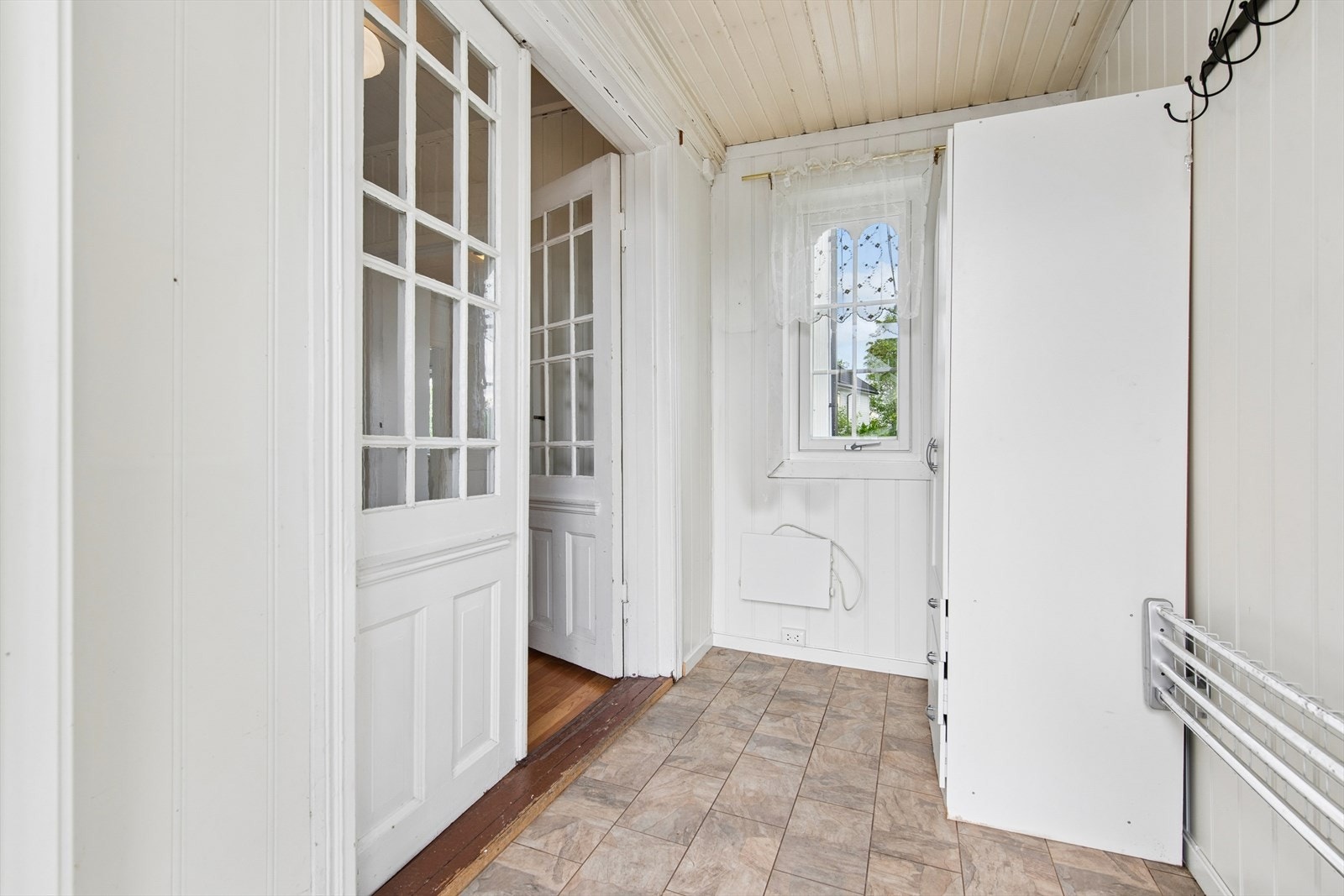 Vindfanget har oppussede overflater og en ytterdør i treverk med 2-lags isolerglass fra 2010. Galleribilde