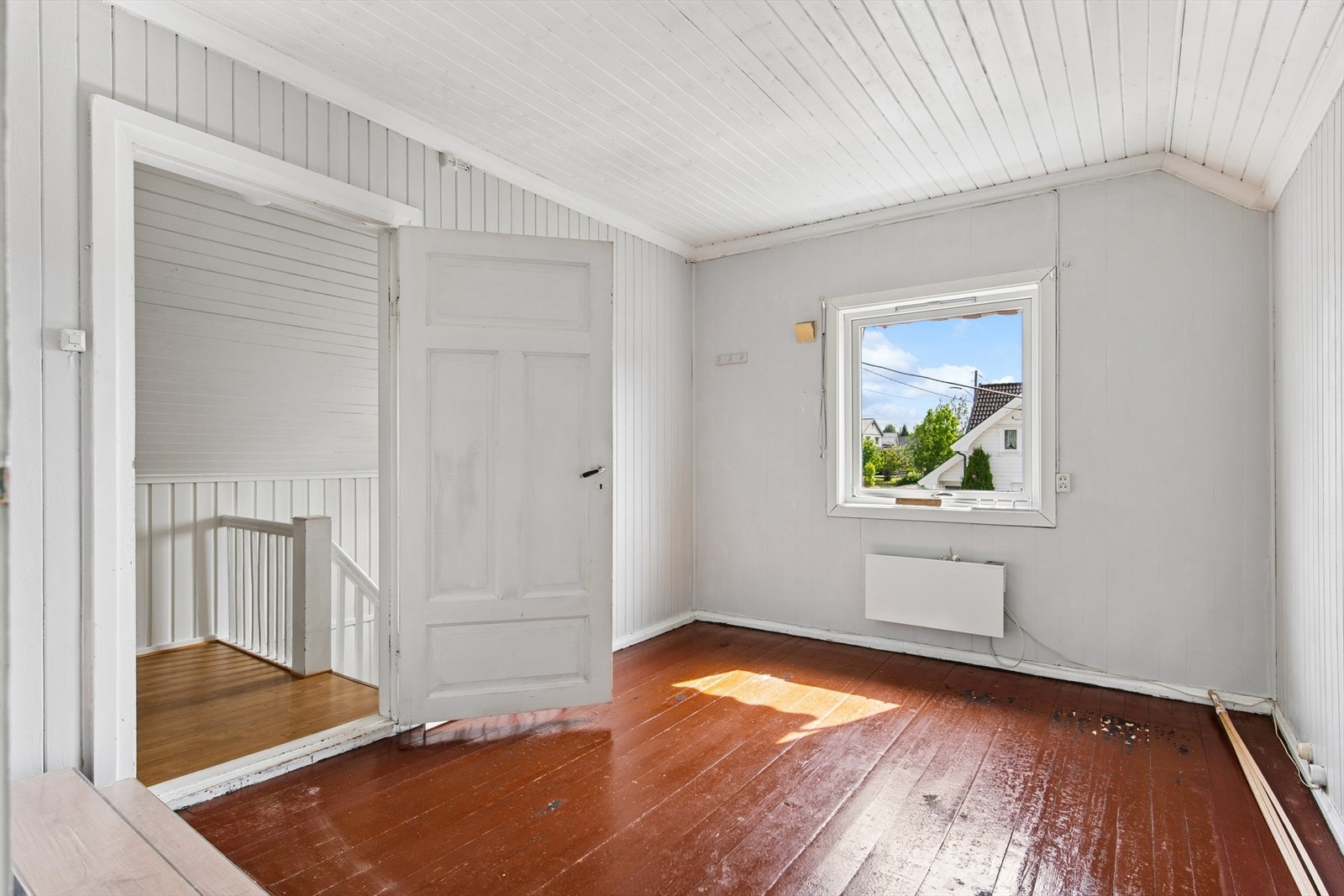 Det andre soverommet har heltregulv og panel på vegger og i tak. Galleribilde