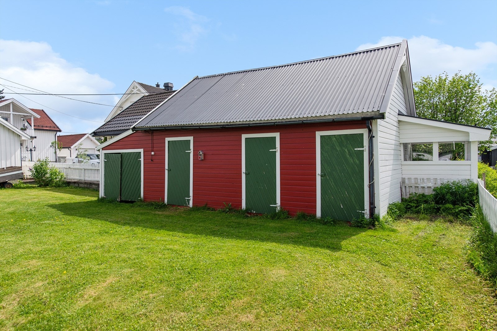 På eiendommen står også et eldre uthus fra 1925 som inneholder tre boder for lagring. Galleribilde