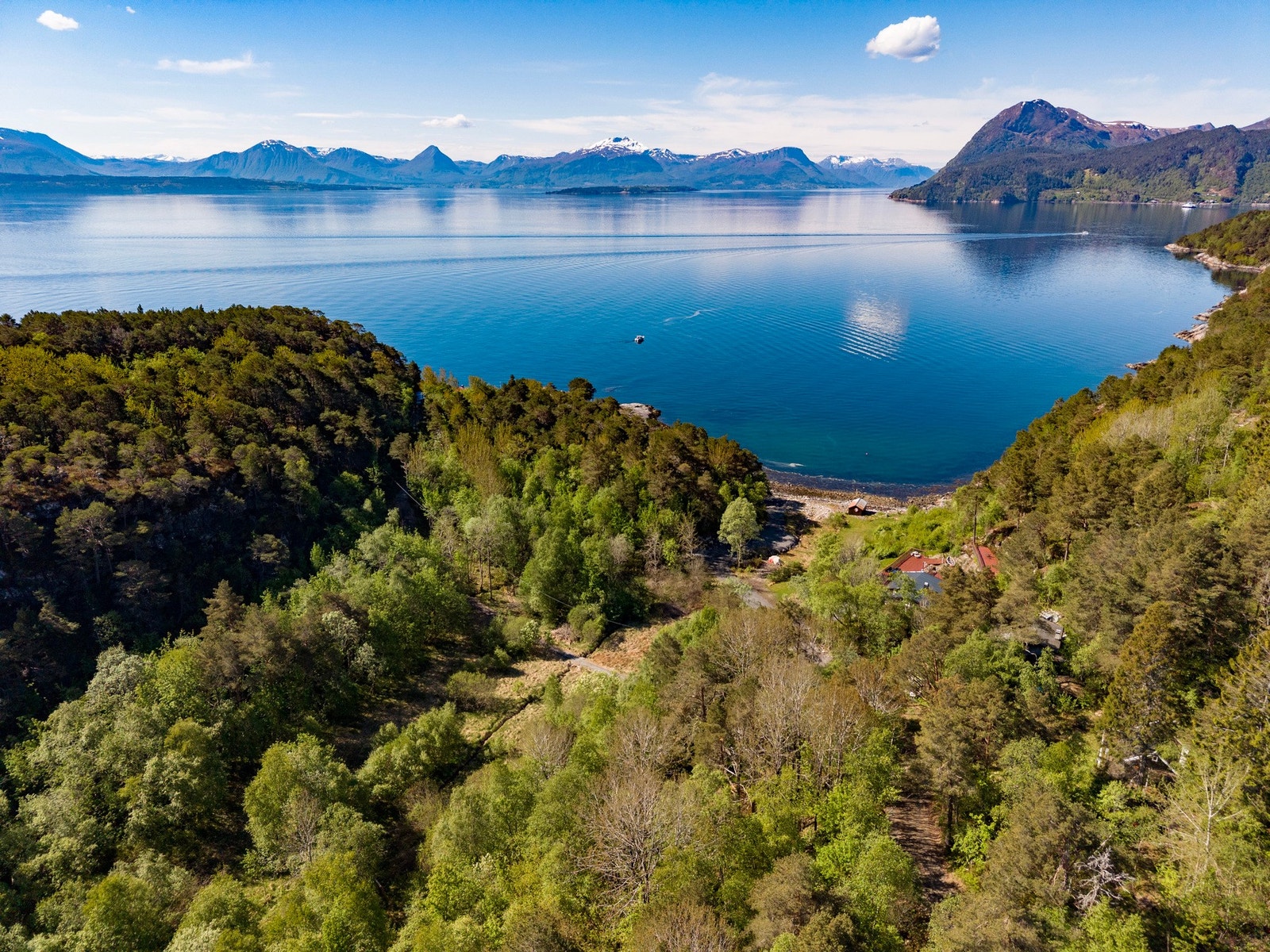 Hytten har en unik tomt med god tilgang til både fjord og fjell, samt en nydelig utsikt. Galleribilde