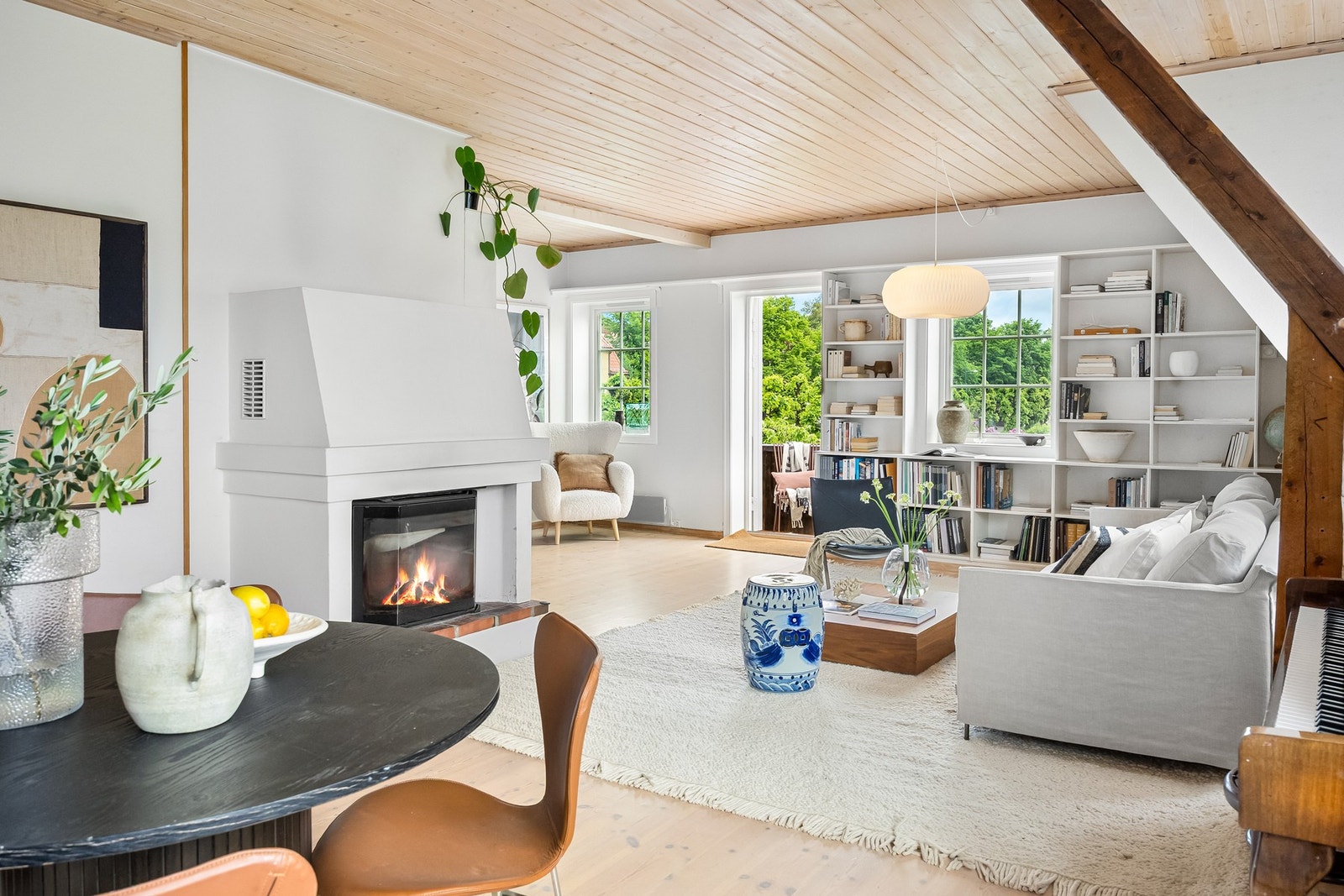 Denne lyse og innbydende leiligheten går over to plan og kombinerer klassisk hagebyarkitektur med moderne komfort. Galleribilde