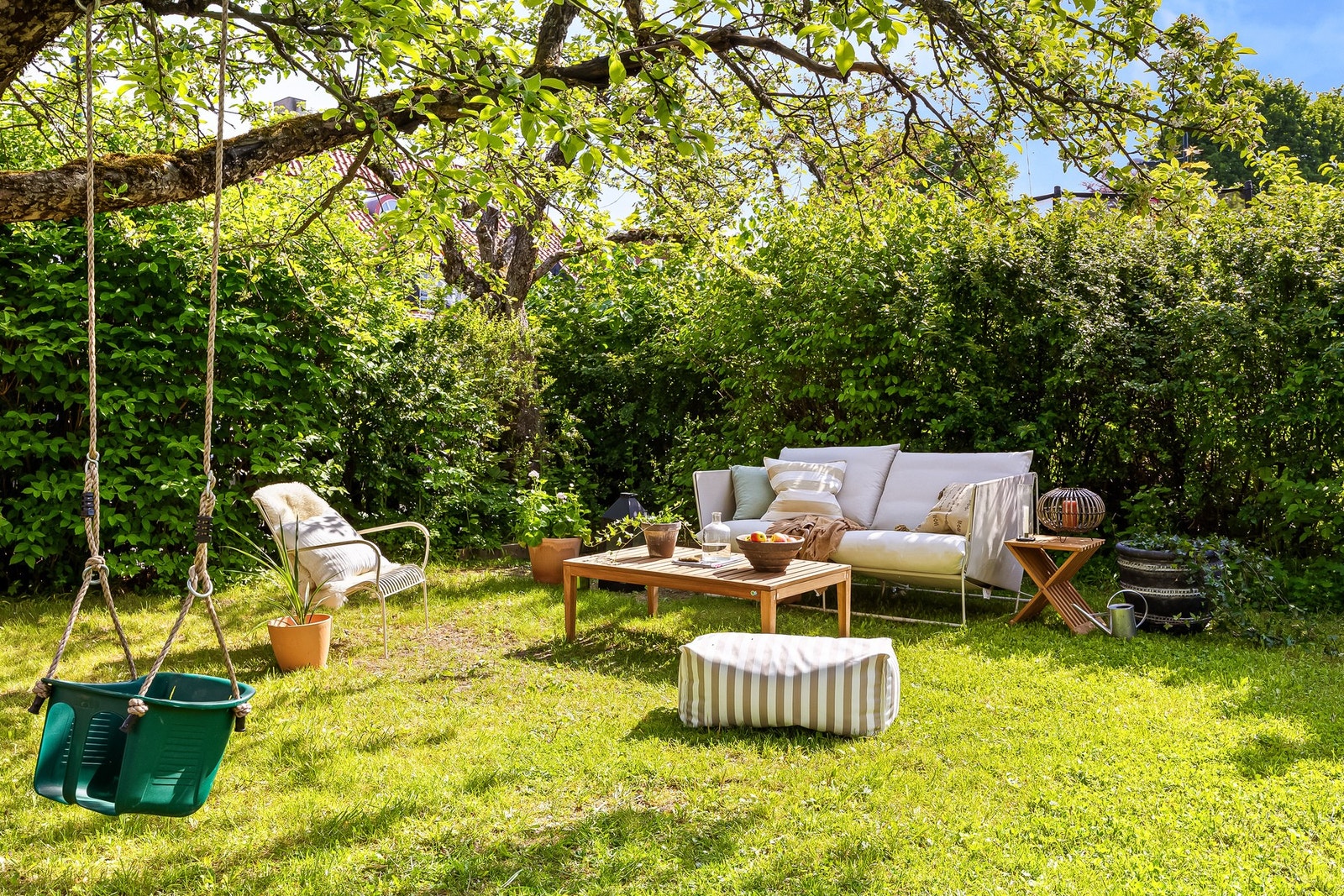 Hagen er skjermet av frodig beplantning og byr på gode soner for både lek, avslapning og sosiale sammenkomster. Galleribilde
